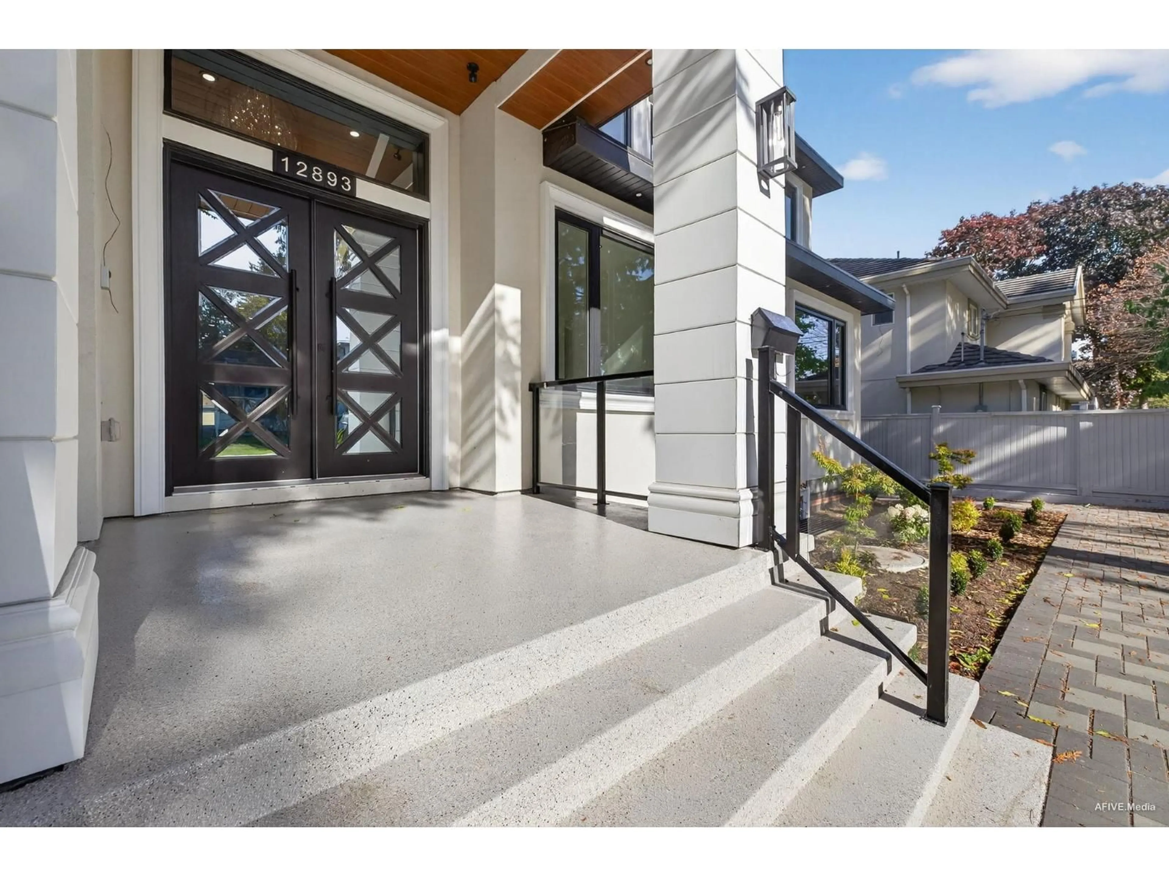 Indoor entryway for 12893 107, Surrey British Columbia V3T2E8