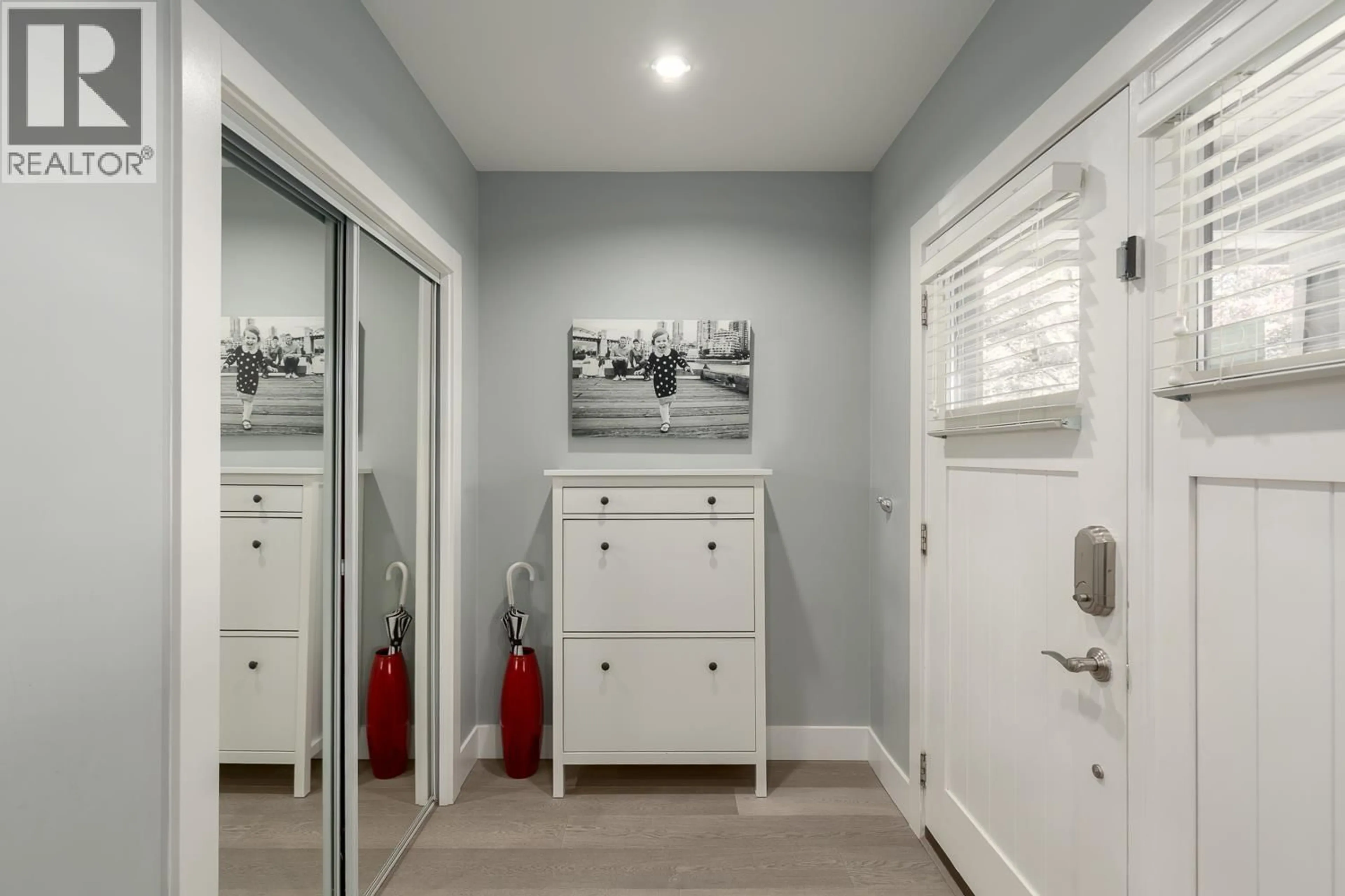 Indoor entryway for 1082 10TH AVENUE, Vancouver British Columbia V5T2B5