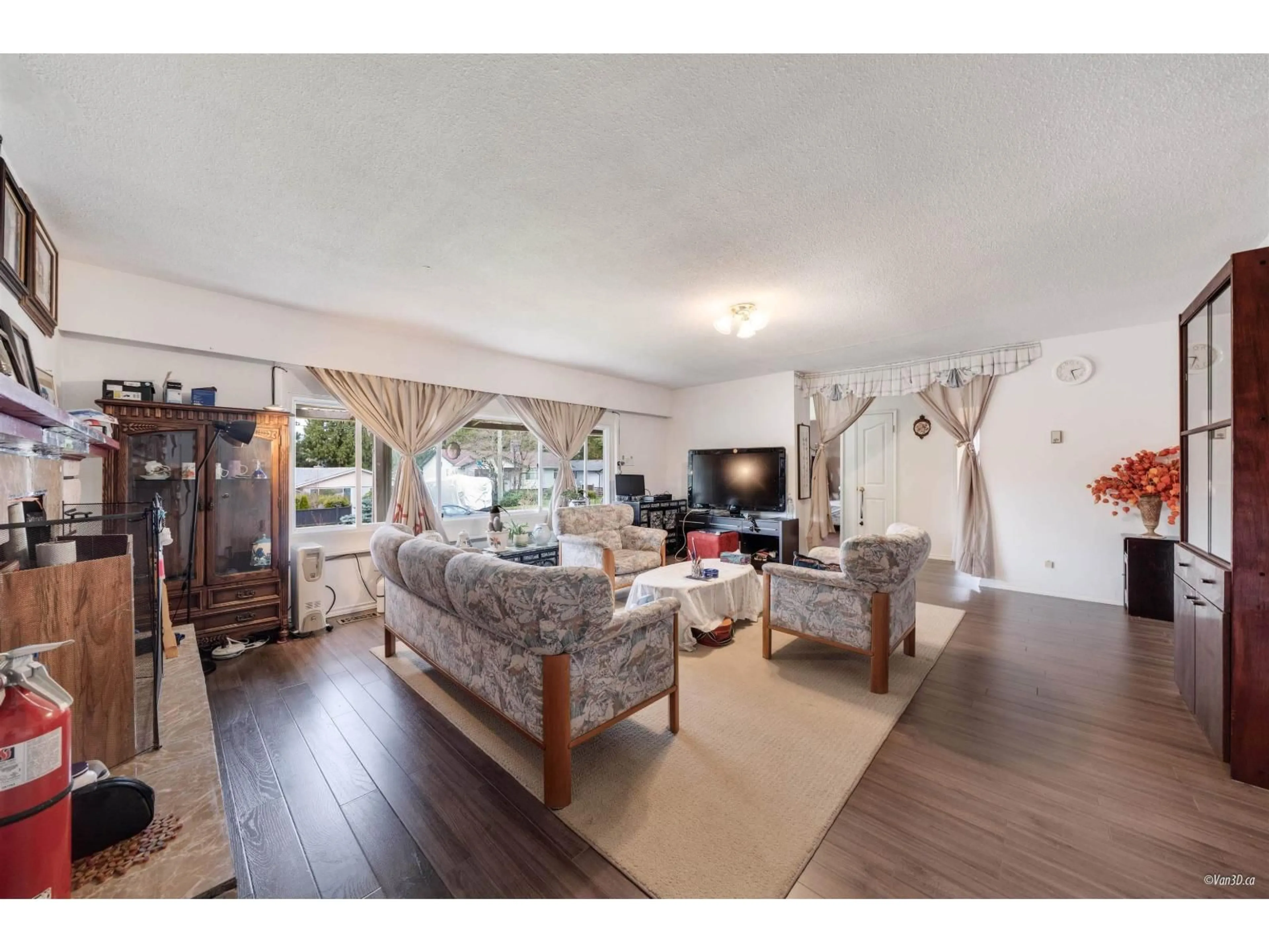 Living room with furniture, wood/laminate floor for 10186 144A, Surrey British Columbia V3R3P8
