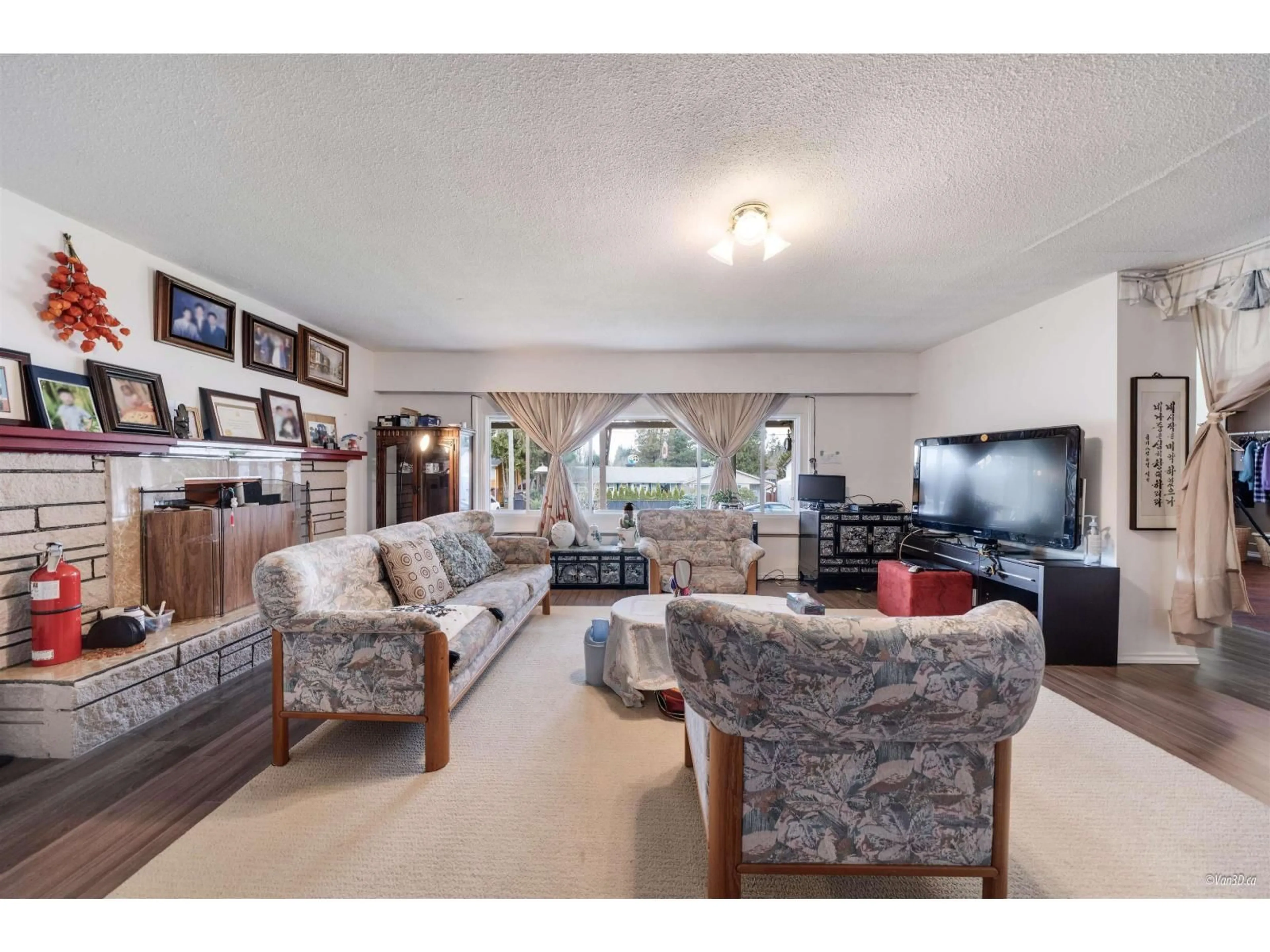 Living room with furniture, unknown for 10186 144A, Surrey British Columbia V3R3P8