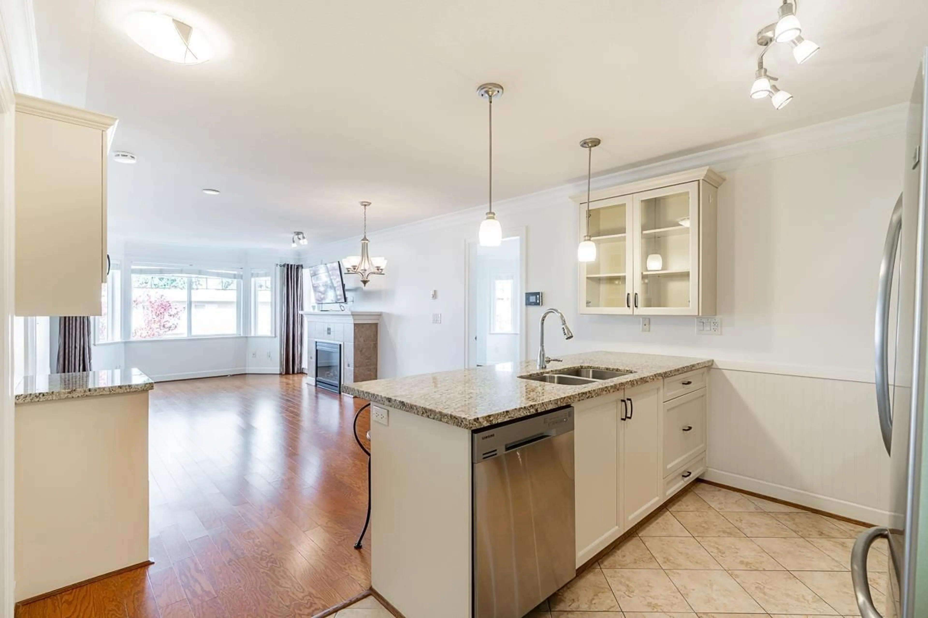Open concept kitchen, ceramic/tile floor for PH4 - 15357 ROPER, White Rock British Columbia V4B2G2