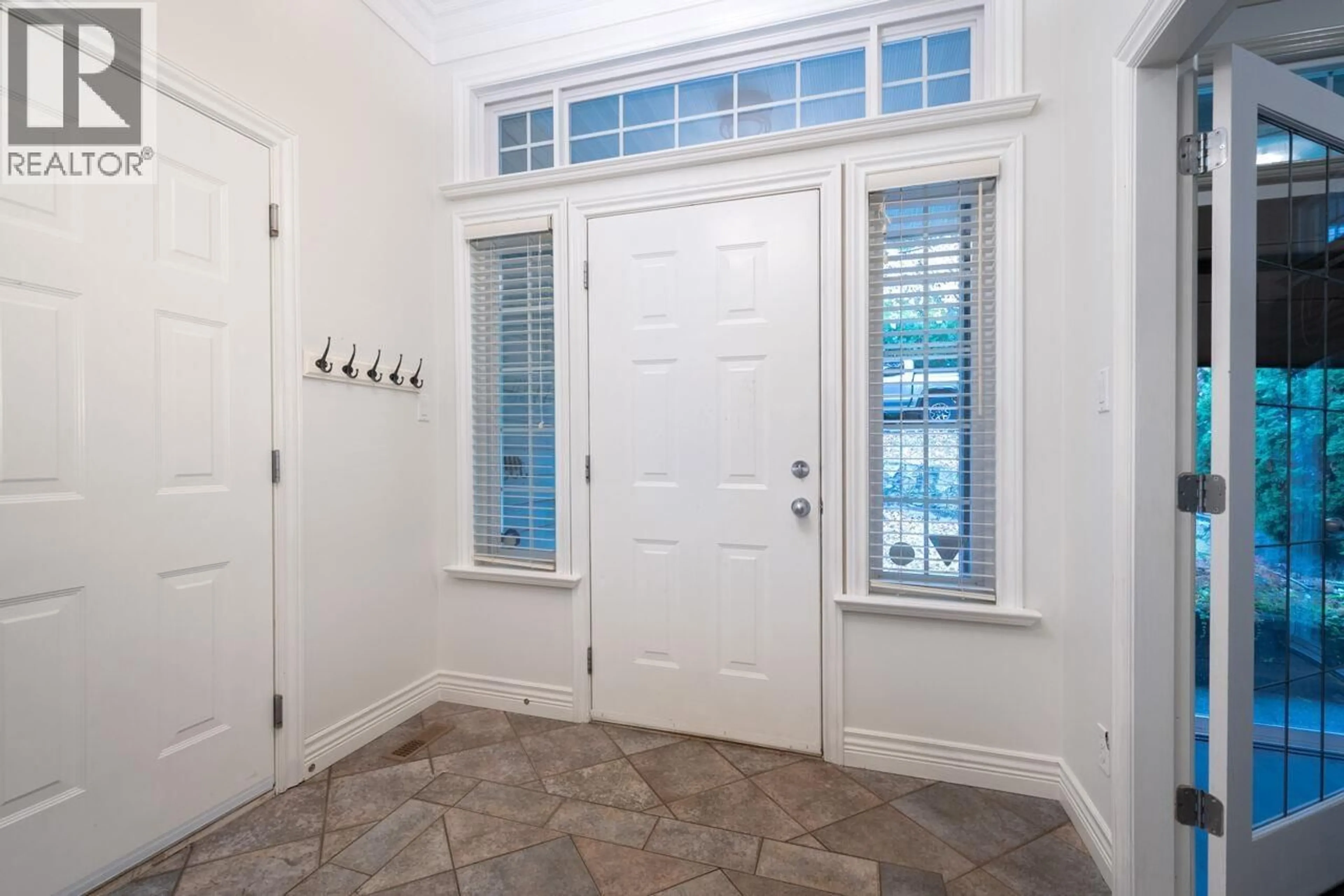 Indoor entryway for 338 DOLLARTON HIGHWAY, North Vancouver British Columbia V7G1N1