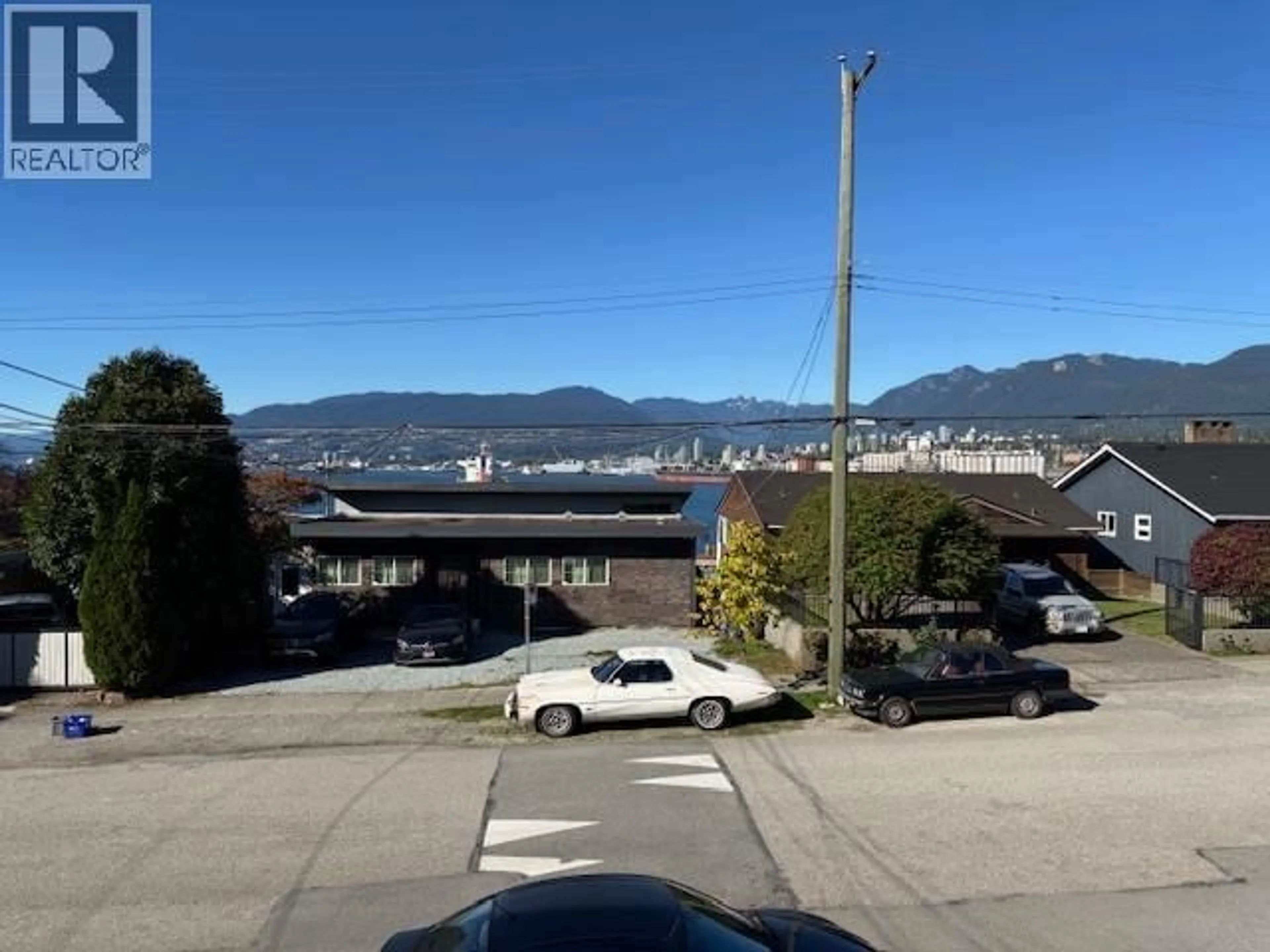 Parking for 2318 WALL STREET, Vancouver British Columbia V5L1B7