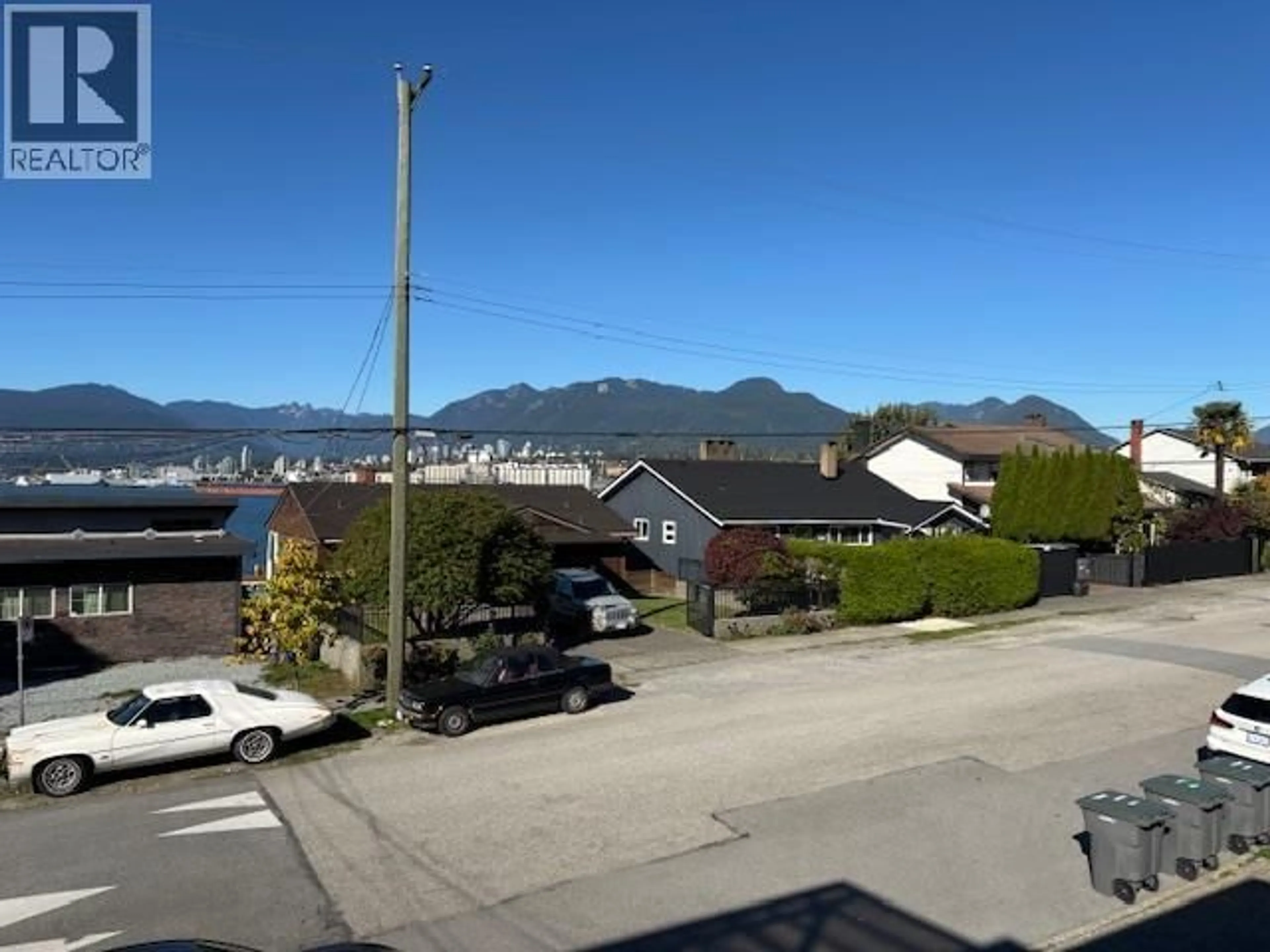 A pic from outside/outdoor area/front of a property/back of a property/a pic from drone, mountain view for 2318 WALL STREET, Vancouver British Columbia V5L1B7