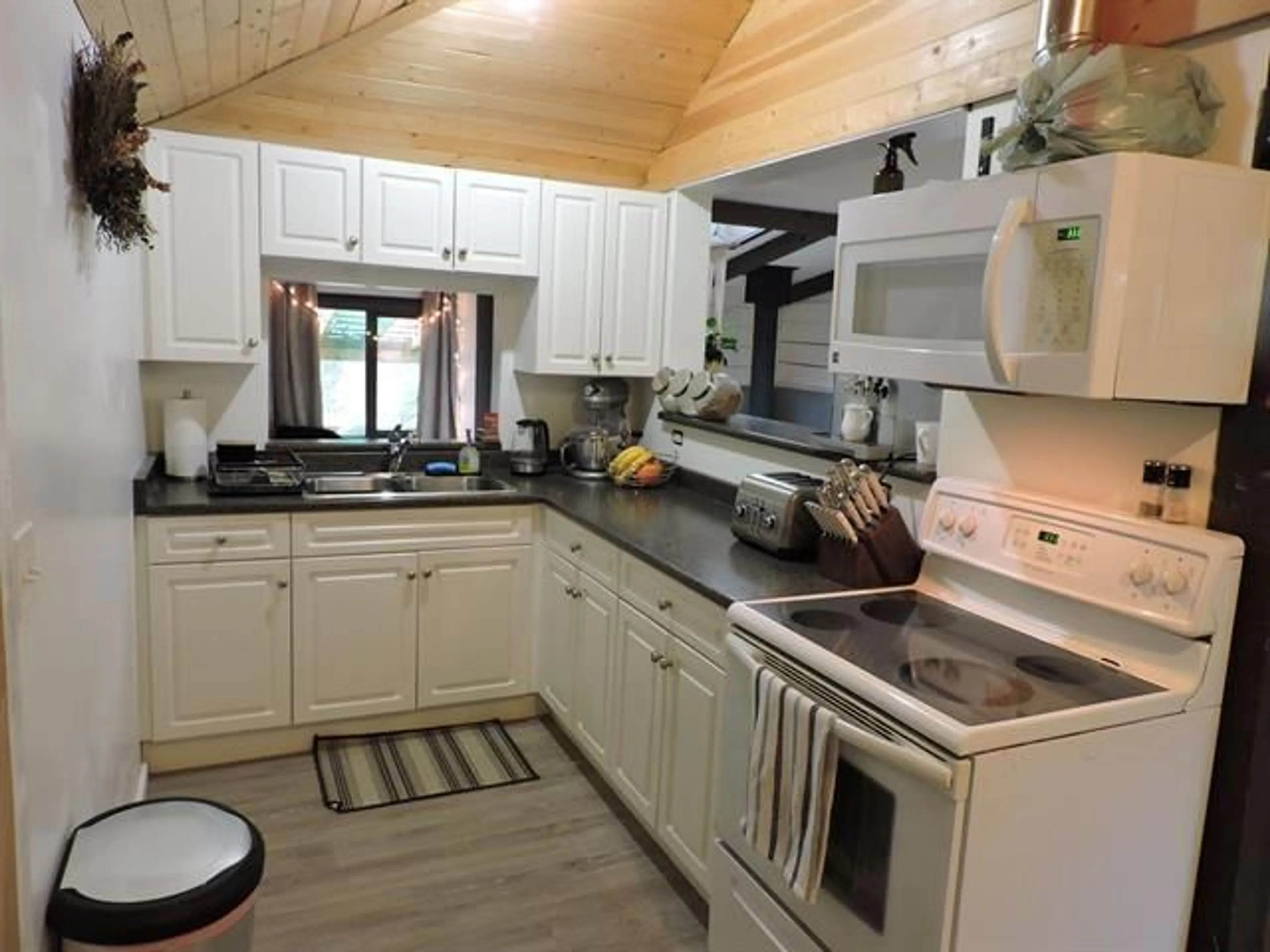 Open concept kitchen, unknown for 10053 WOLFE, Mission British Columbia V4S1G7