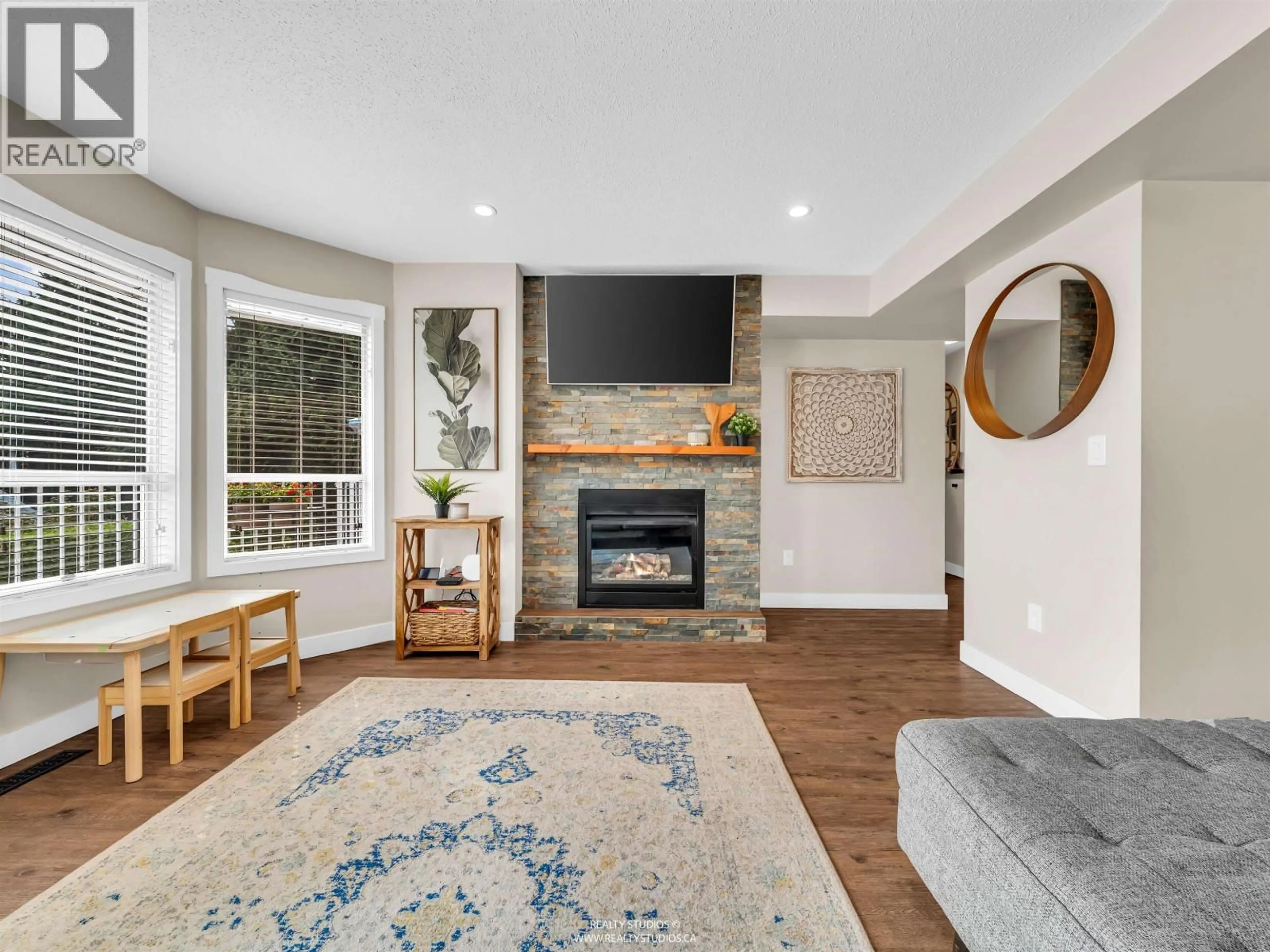 Living room with furniture, unknown for 405 - 1176 FALCON DRIVE, Coquitlam British Columbia V3E2N7