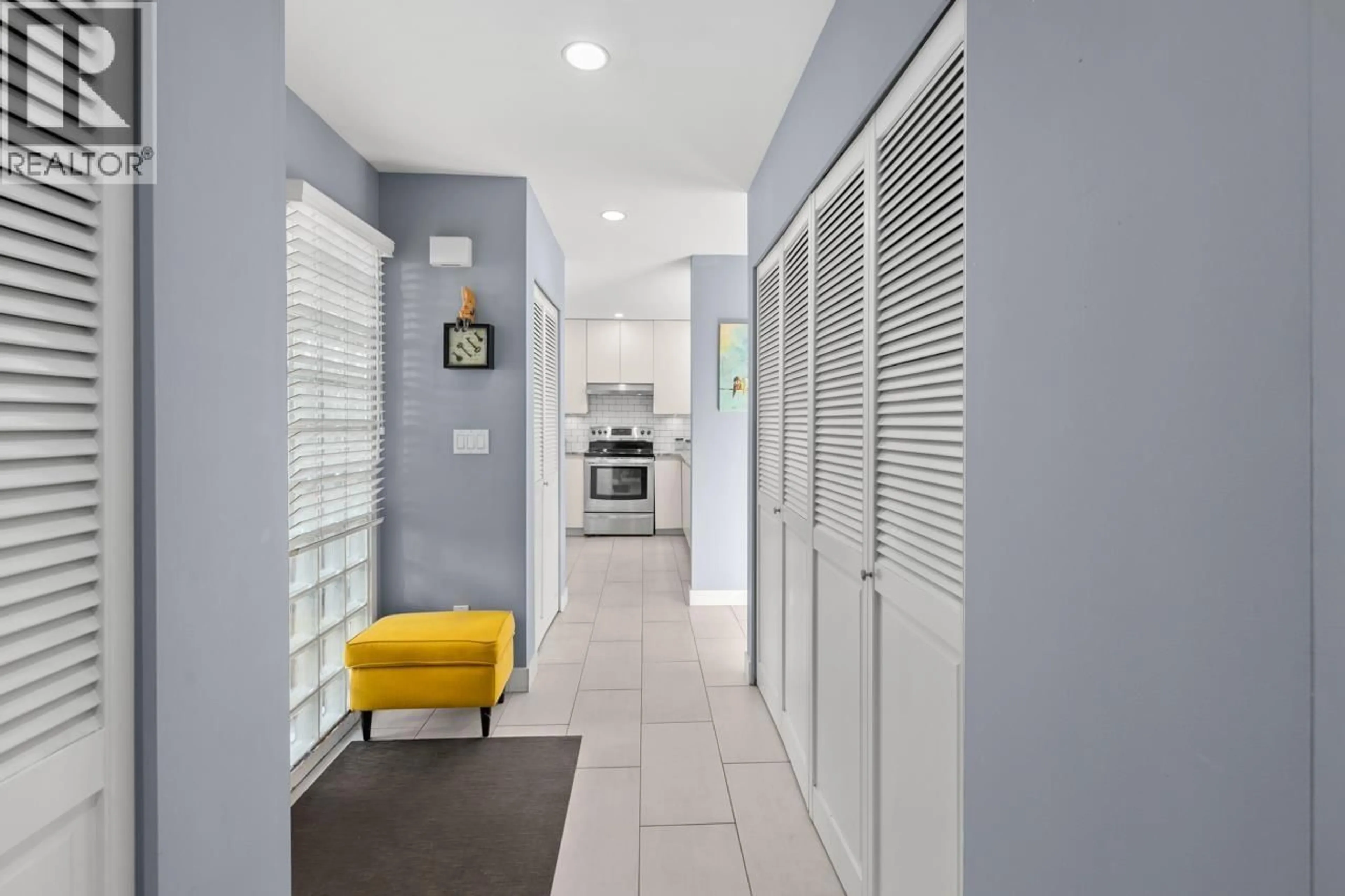 Indoor entryway for 6 - 2880 33RD AVENUE, Vancouver British Columbia V6N2G2
