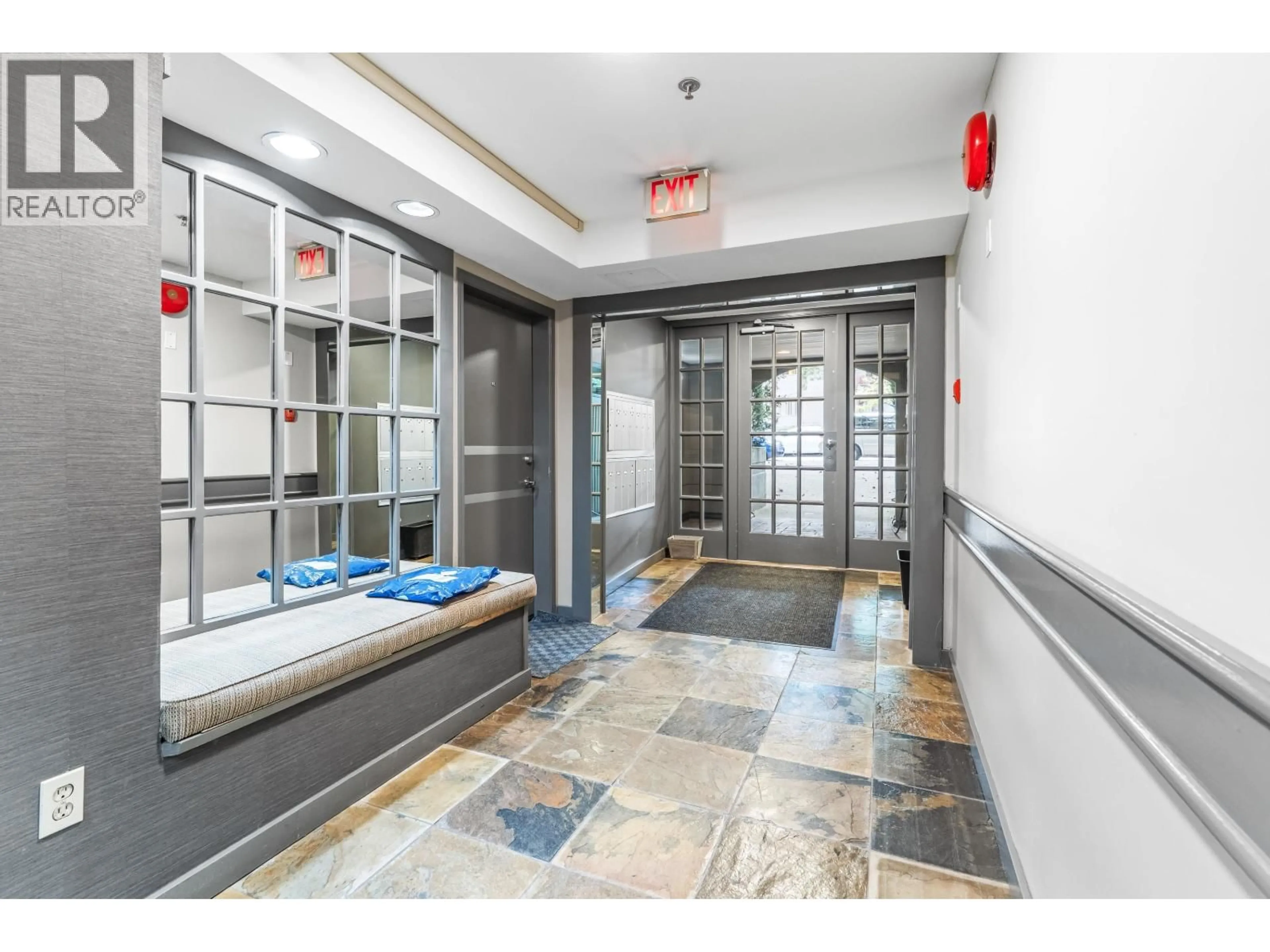 Indoor foyer for 109 - 1925 2ND AVENUE, Vancouver British Columbia V6J1J2