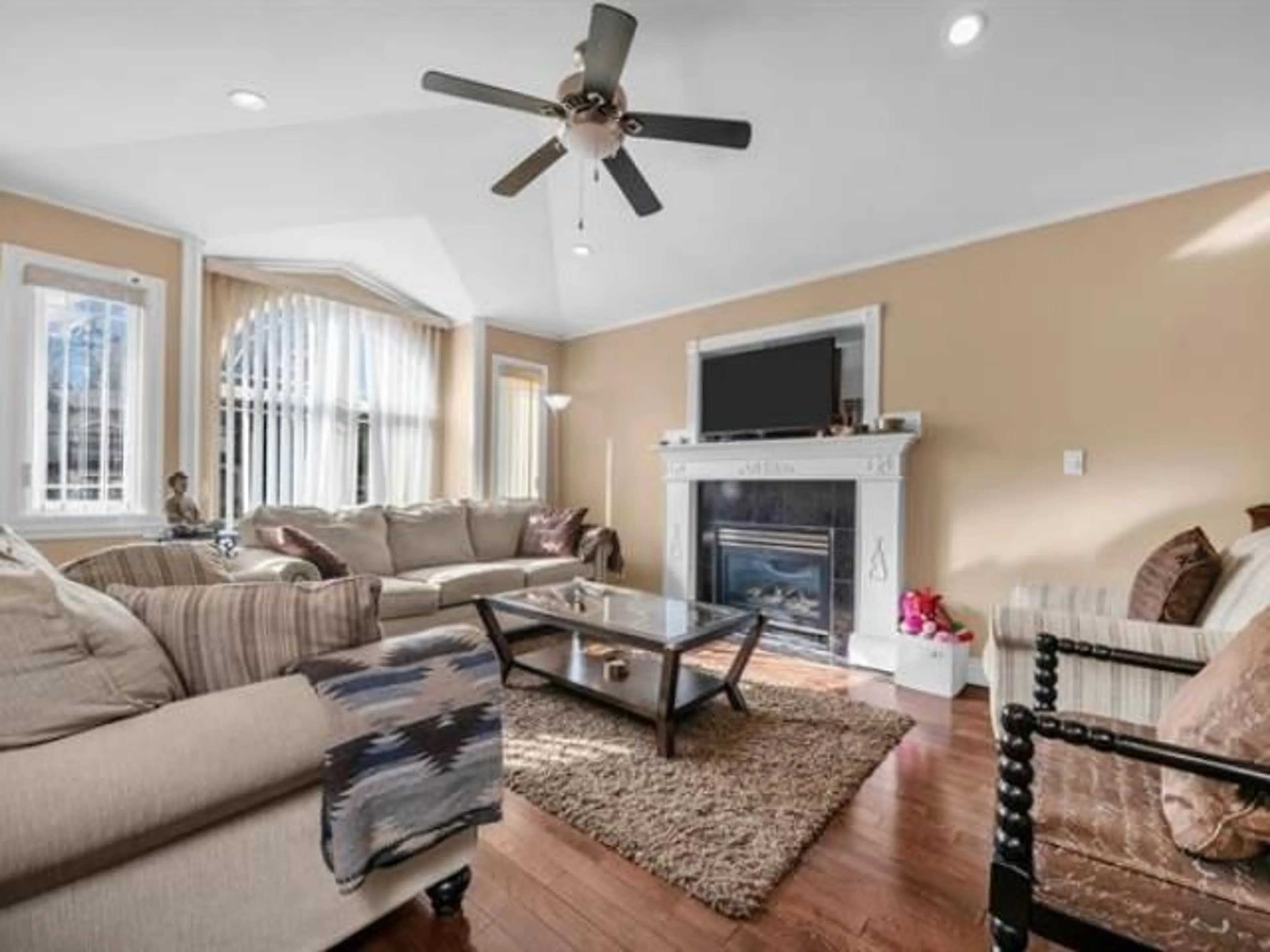 Living room with furniture, unknown for 12699 99, Surrey British Columbia V3V2P6