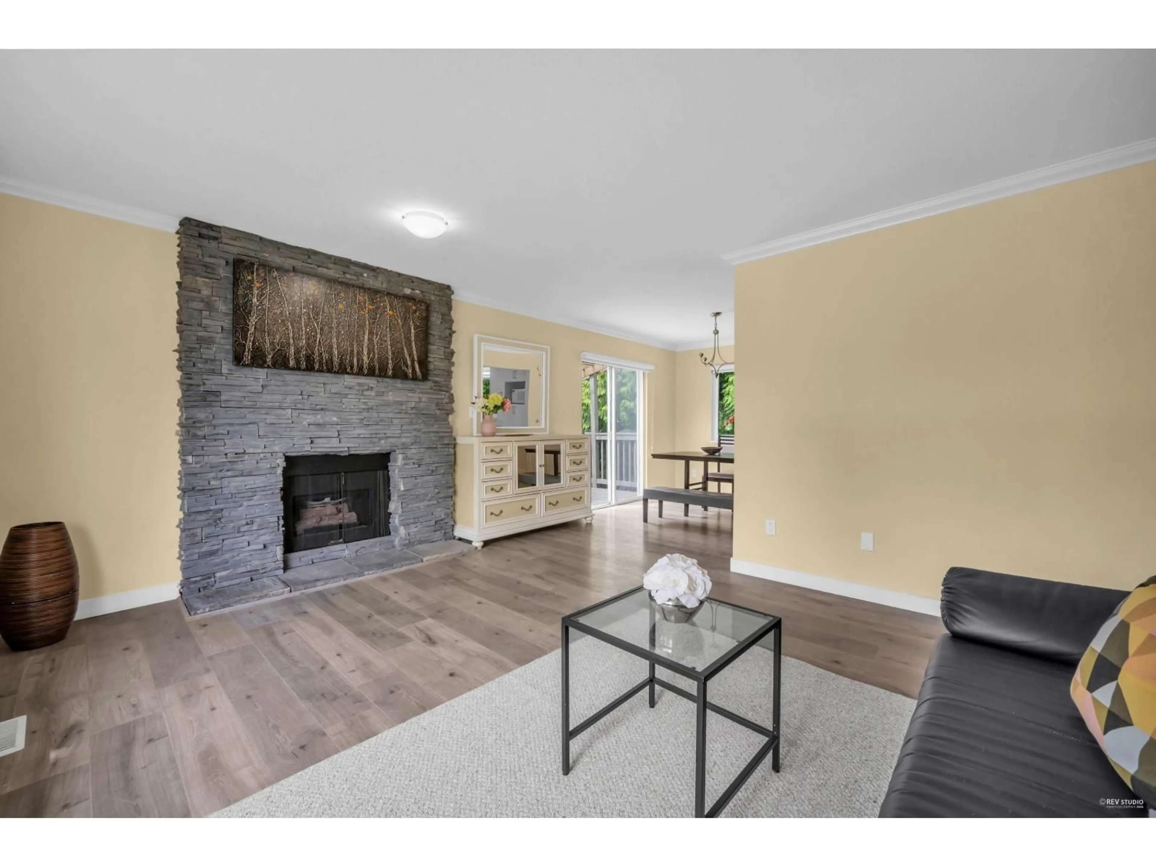 Living room with furniture, unknown for 10123 158A, Surrey British Columbia V4N2P8