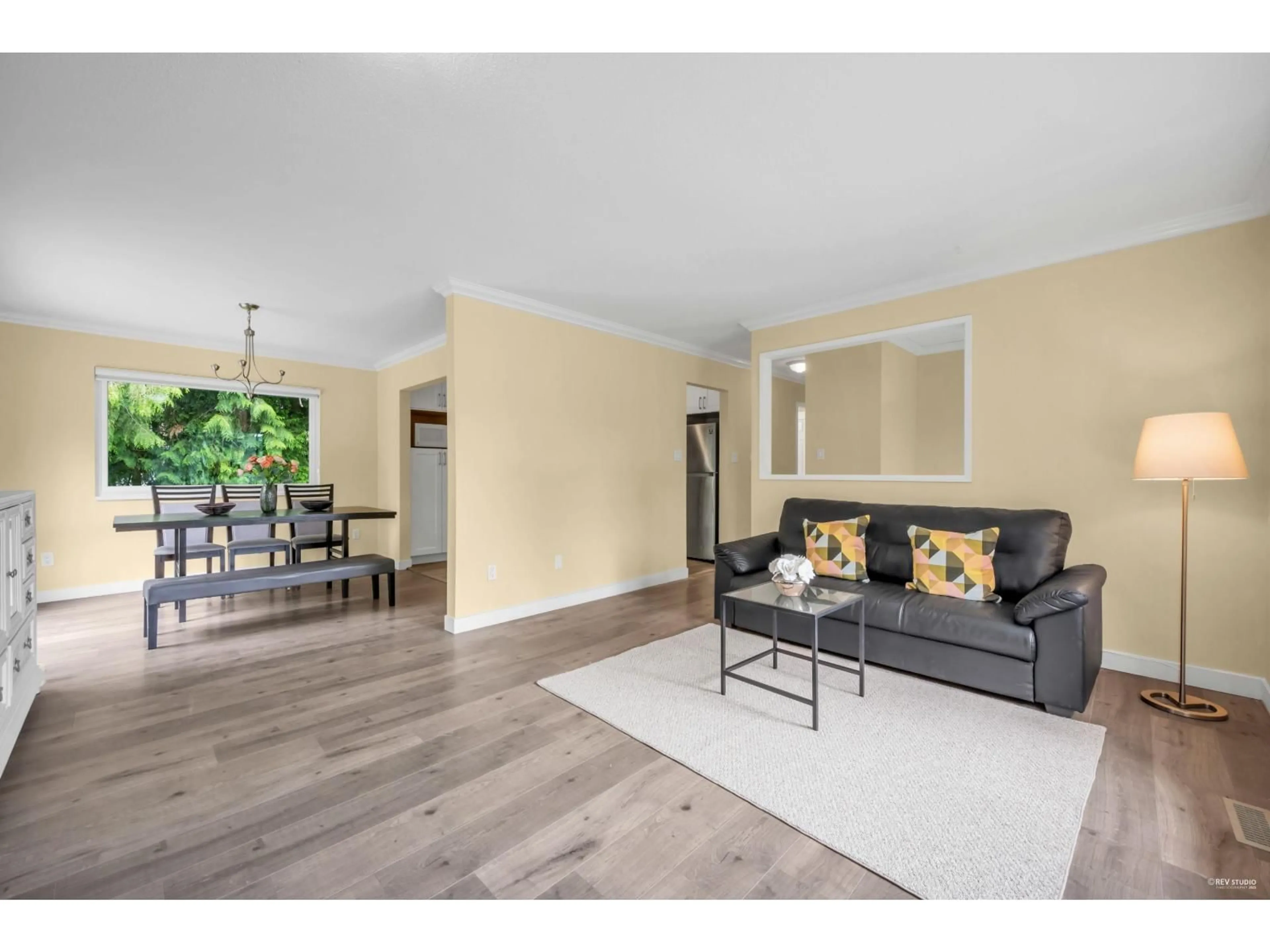 Living room with furniture, wood/laminate floor for 10123 158A, Surrey British Columbia V4N2P8