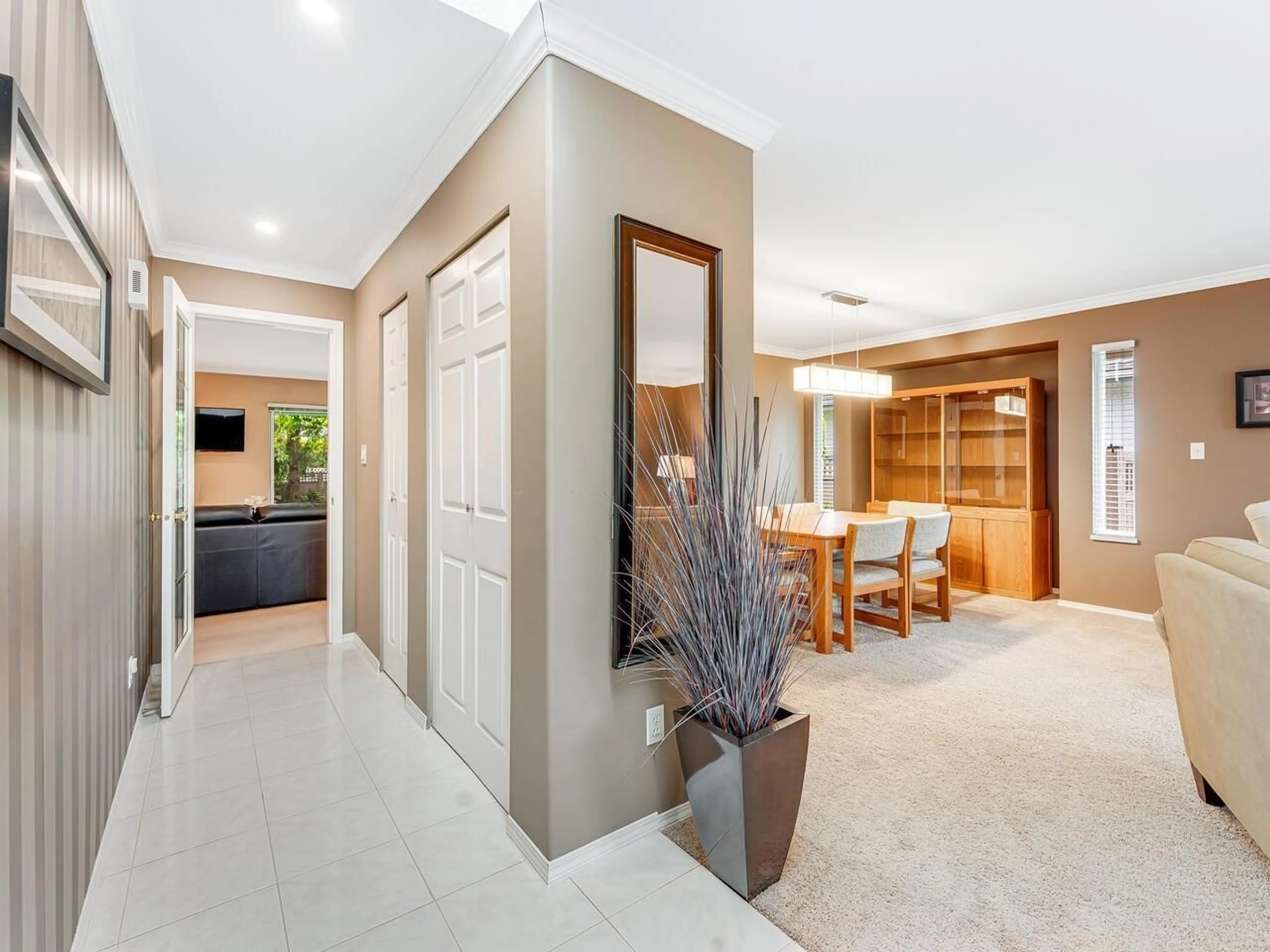 Indoor entryway for 18842 64, Surrey British Columbia V3S7T9