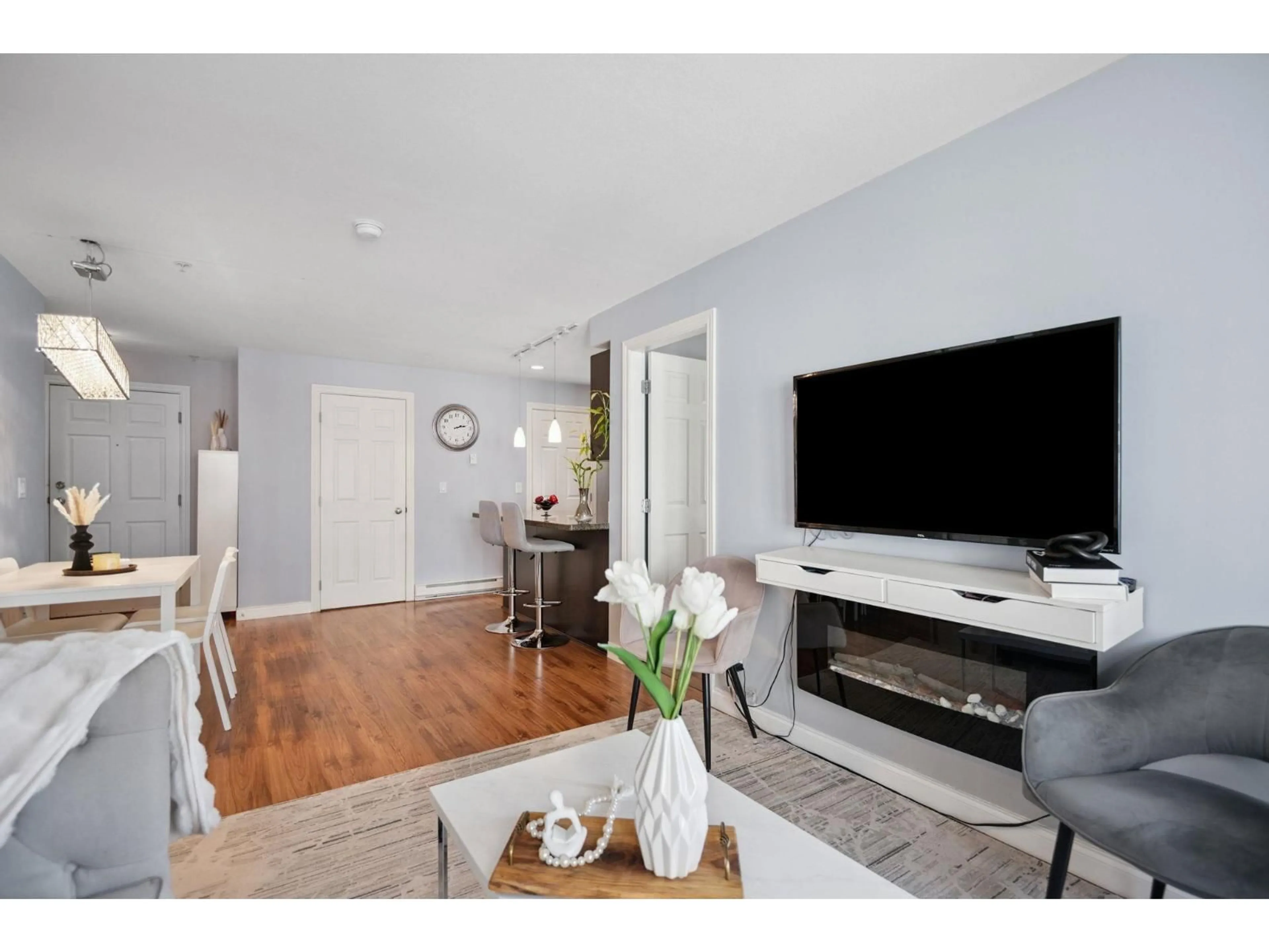 Living room with furniture, wood/laminate floor for 211 - 5454 198, Langley British Columbia V3A1G2