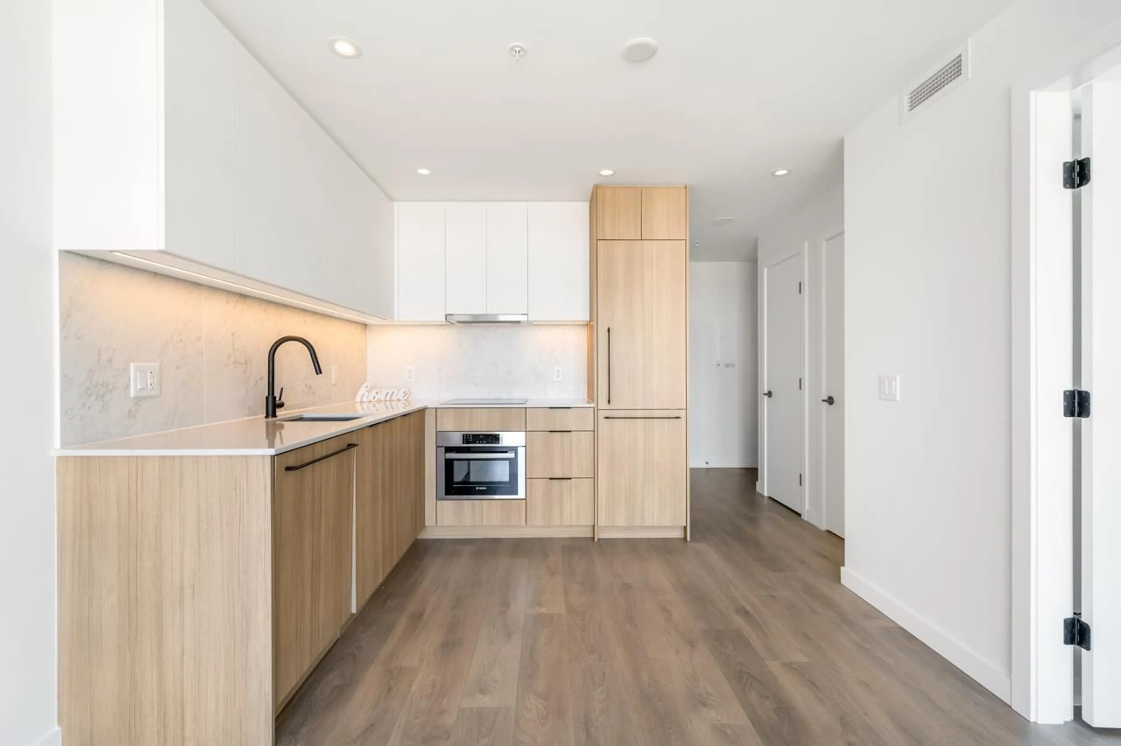 Standard kitchen, wood/laminate floor for 912 - 13685 102, Surrey British Columbia V3T1N7