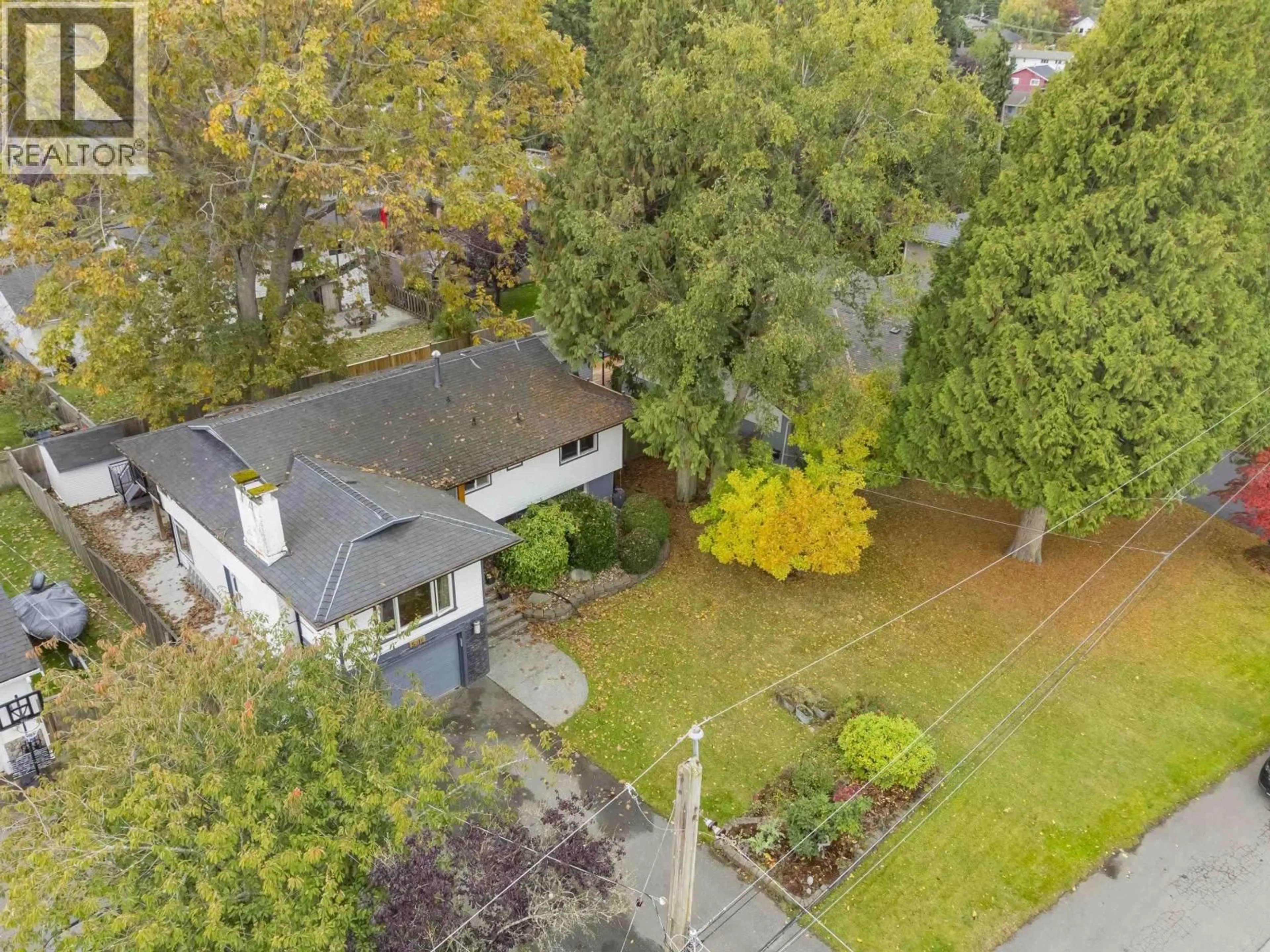 A pic from outside/outdoor area/front of a property/back of a property/a pic from drone, street for 5316 BELAIR DRIVE, Tsawwassen British Columbia V4M2E4