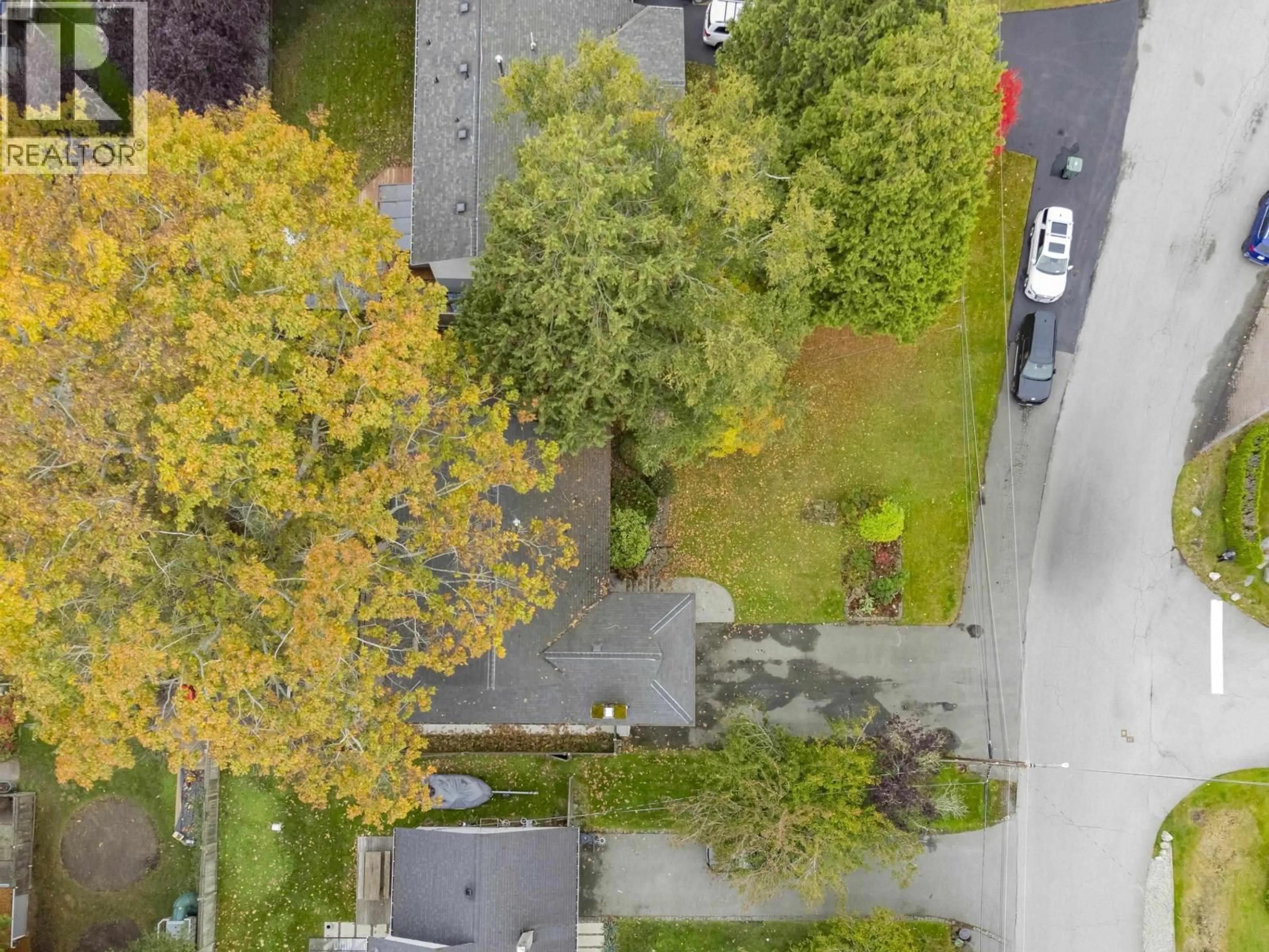 A pic from outside/outdoor area/front of a property/back of a property/a pic from drone, street for 5316 BELAIR DRIVE, Tsawwassen British Columbia V4M2E4