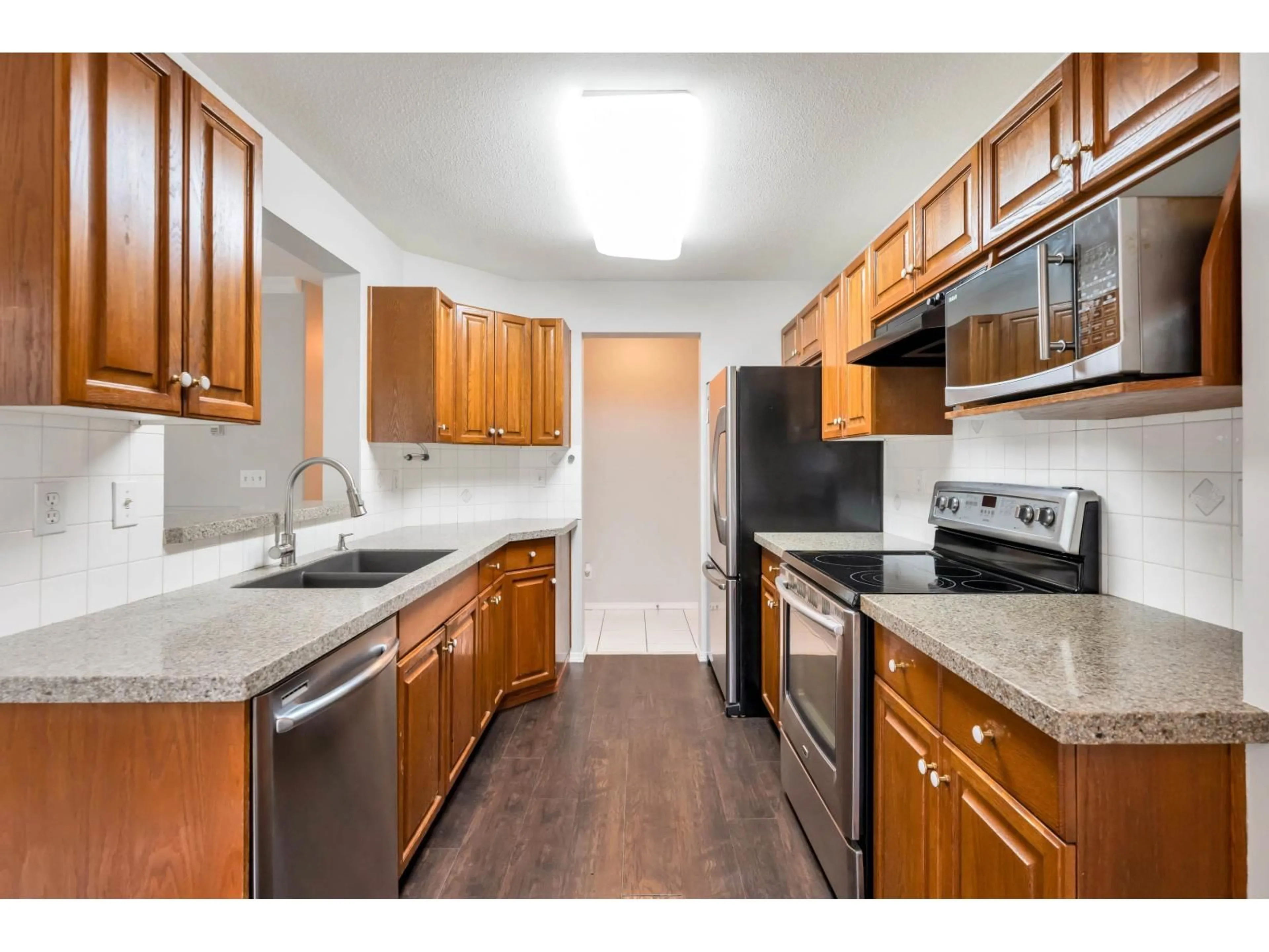 Standard kitchen, unknown for 202 - 13870 70, Surrey British Columbia V3W0R9
