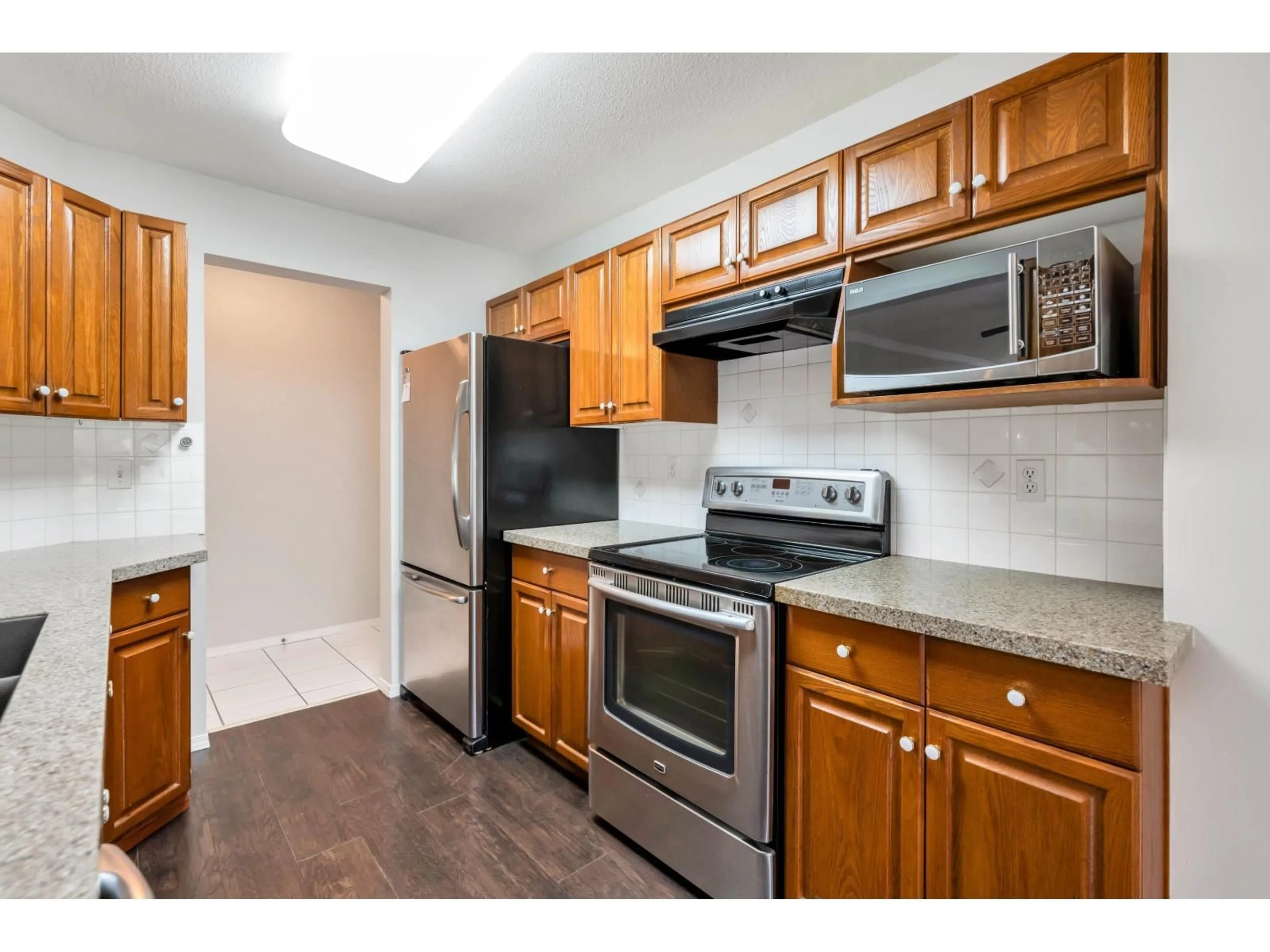 Standard kitchen, unknown for 202 - 13870 70, Surrey British Columbia V3W0R9