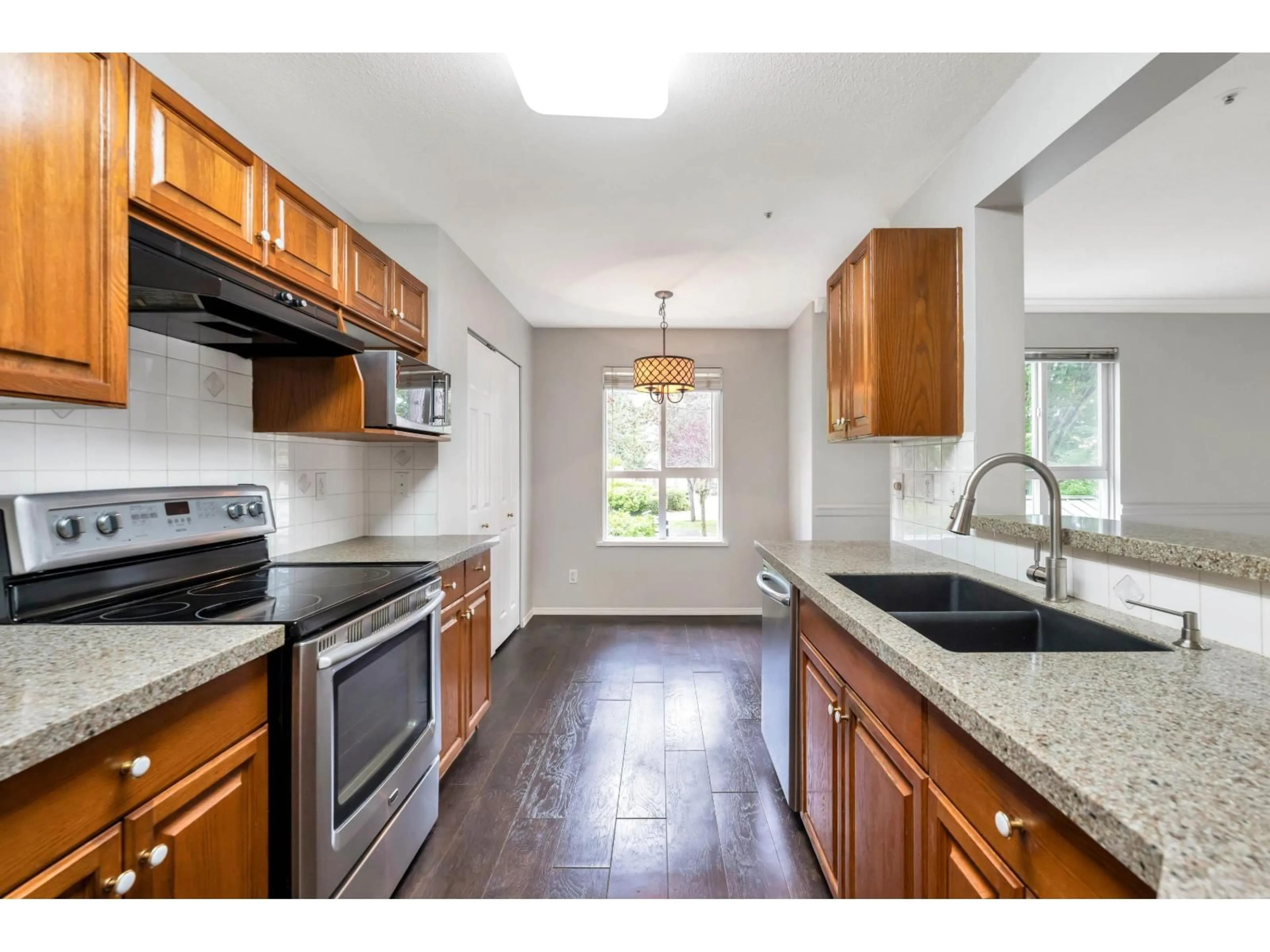 Standard kitchen, unknown for 202 - 13870 70, Surrey British Columbia V3W0R9