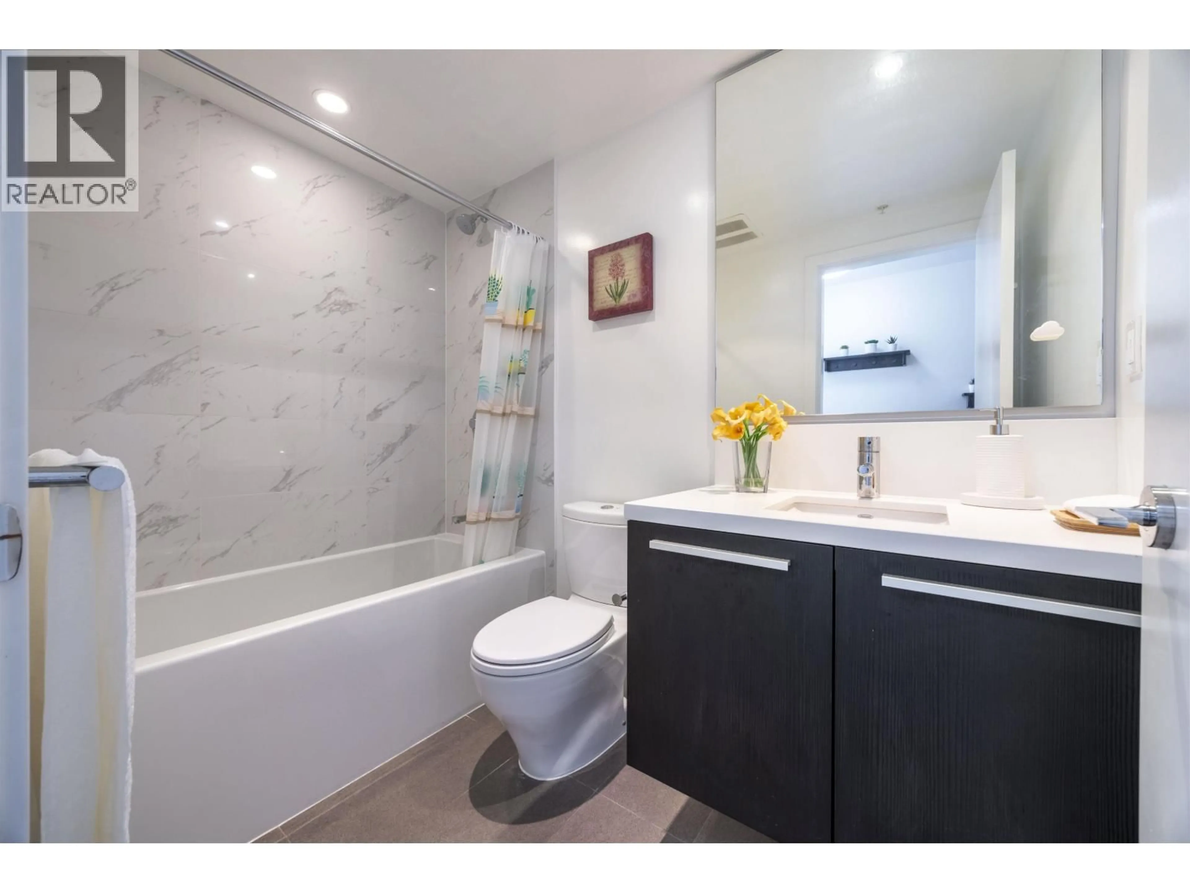 Standard bathroom, ceramic/tile floor for 1709 - 6333 SILVER AVENUE, Burnaby British Columbia V5H0C3