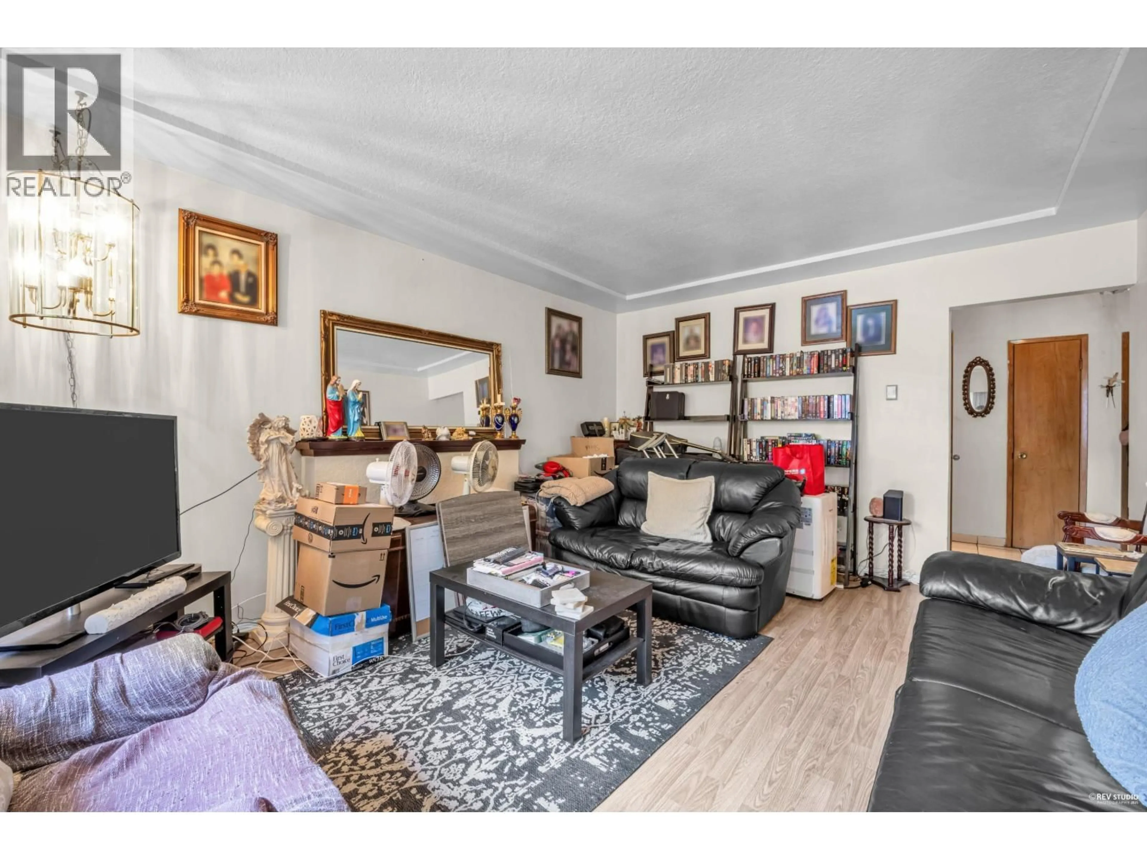 Living room with furniture, unknown for 4307 VENABLES STREET, Burnaby British Columbia V5C3A3