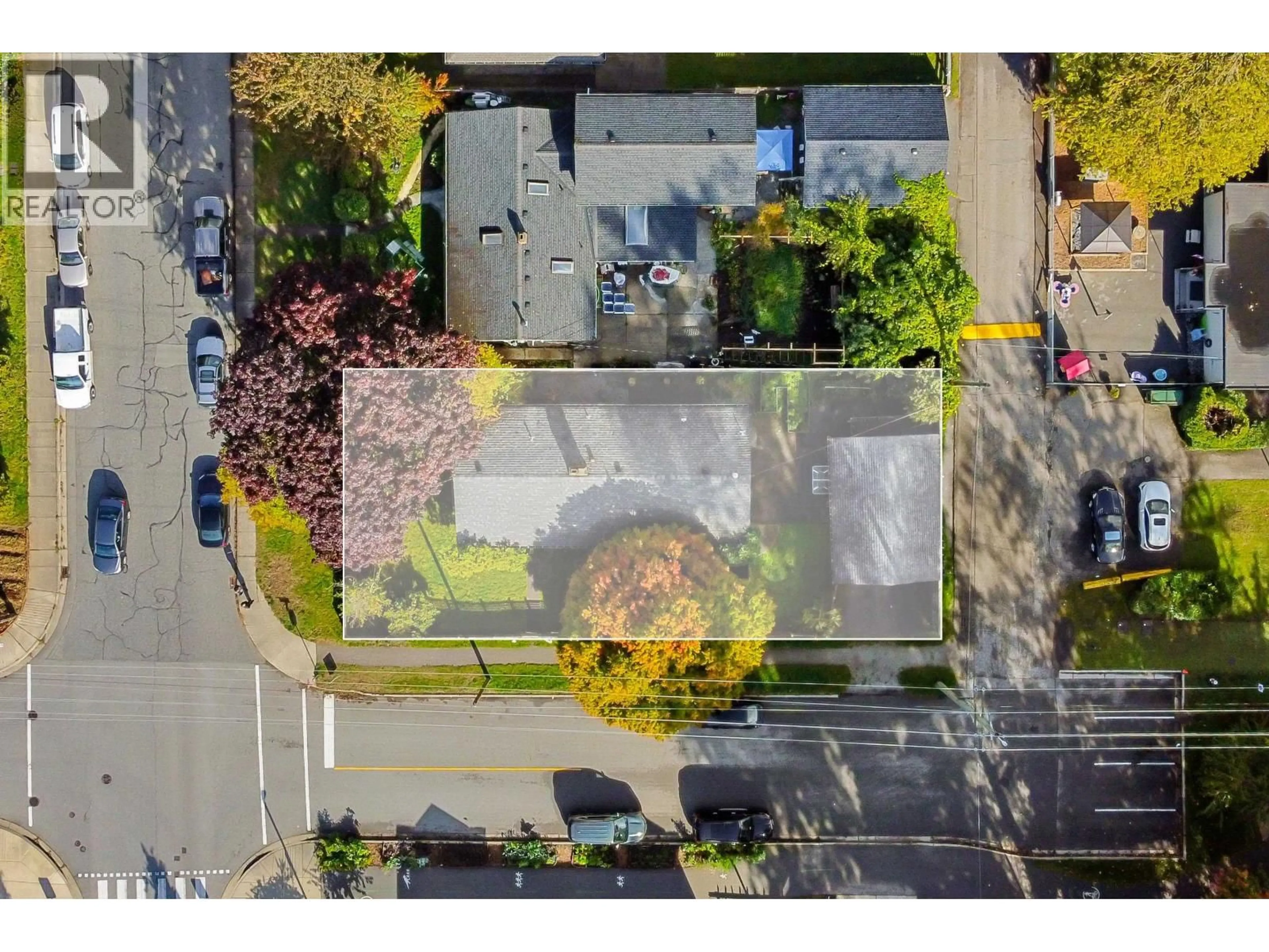 A pic from outside/outdoor area/front of a property/back of a property/a pic from drone, street for 260 21ST STREET, North Vancouver British Columbia V7M1Z4