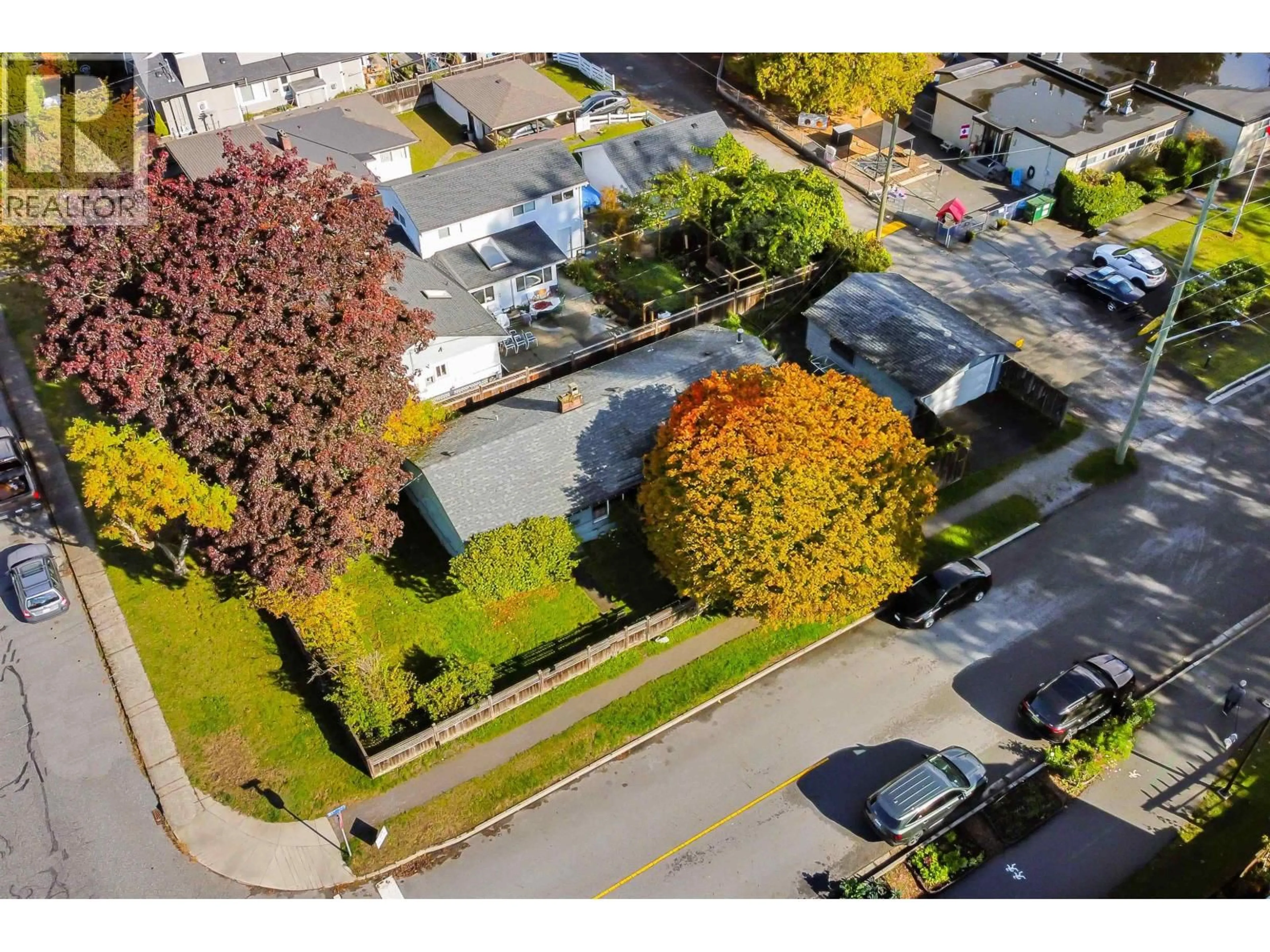 A pic from outside/outdoor area/front of a property/back of a property/a pic from drone, street for 260 21ST STREET, North Vancouver British Columbia V7M1Z4