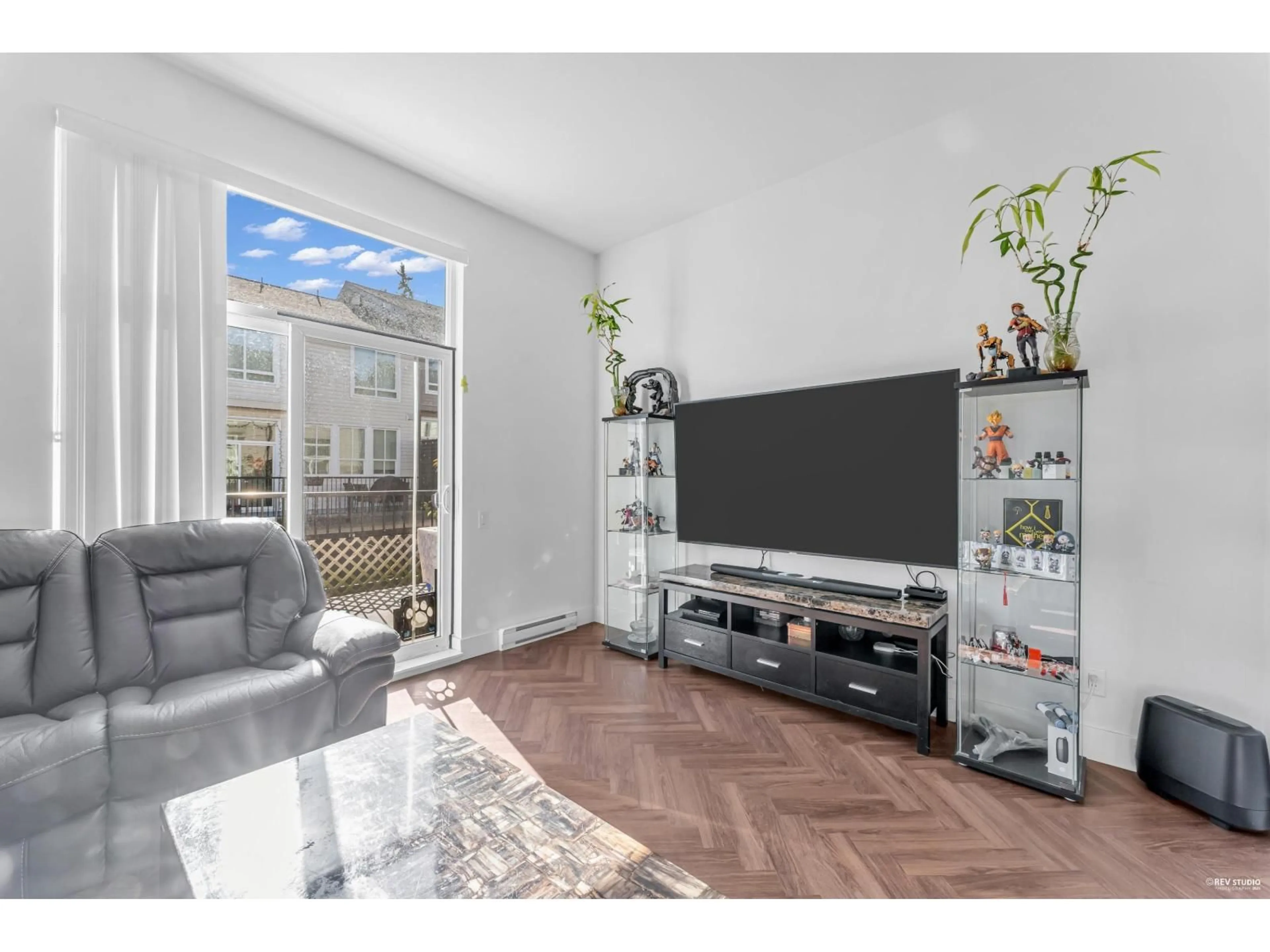 Living room with furniture, unknown for 15 - 15828 27, Surrey British Columbia V3Z0X4