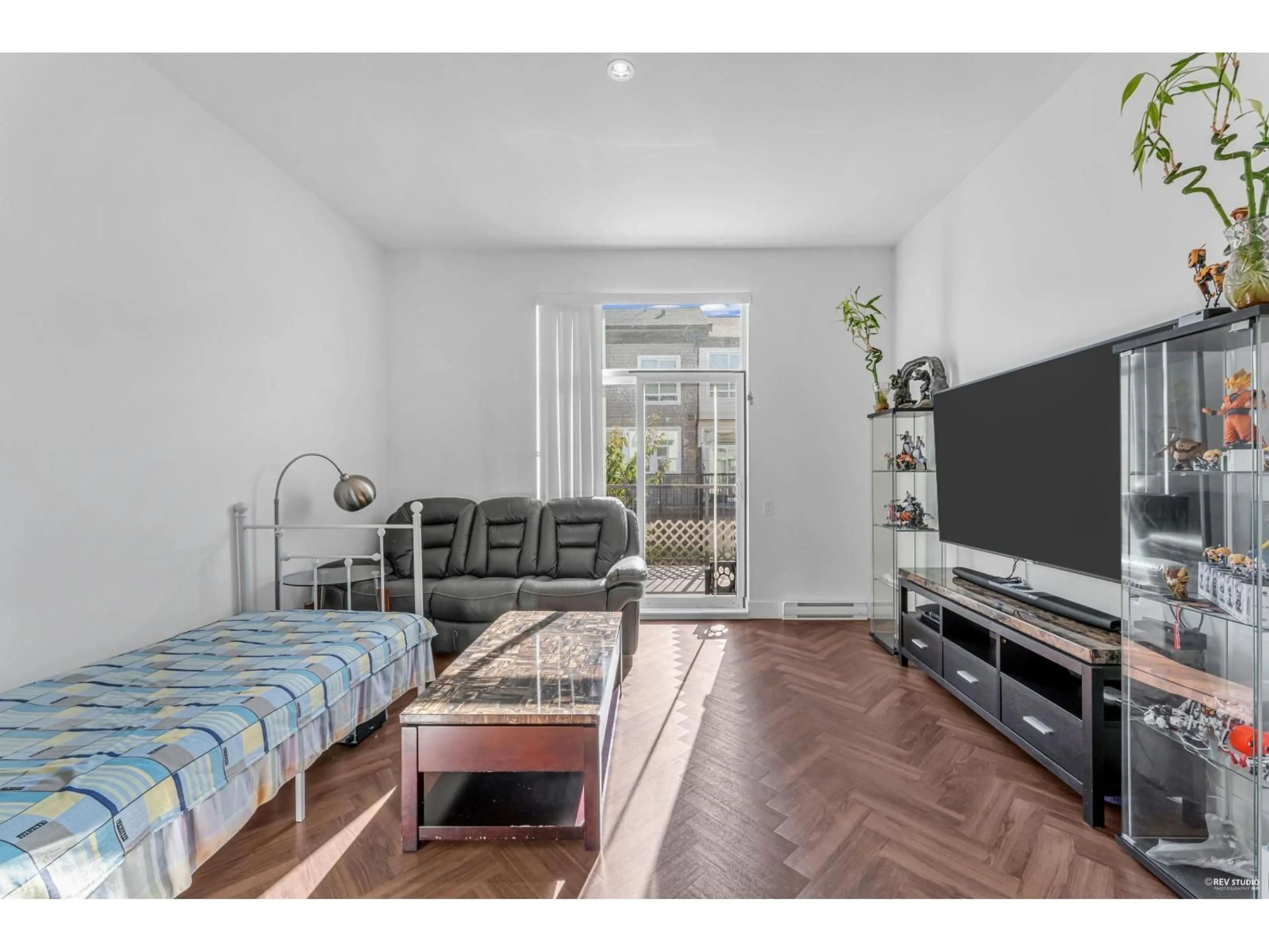 Living room with furniture, unknown for 15 - 15828 27, Surrey British Columbia V3Z0X4