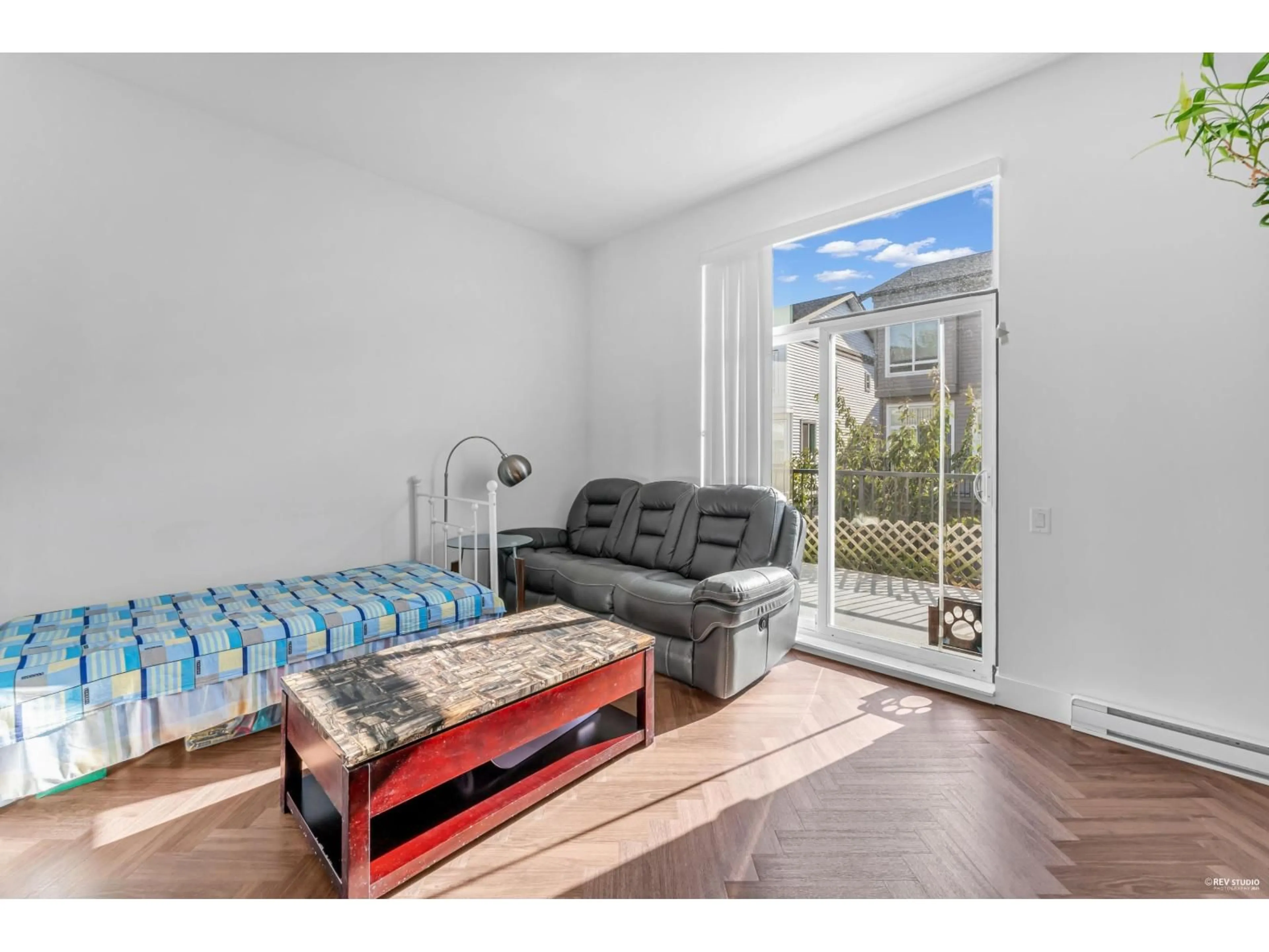 Living room with furniture, unknown for 15 - 15828 27, Surrey British Columbia V3Z0X4