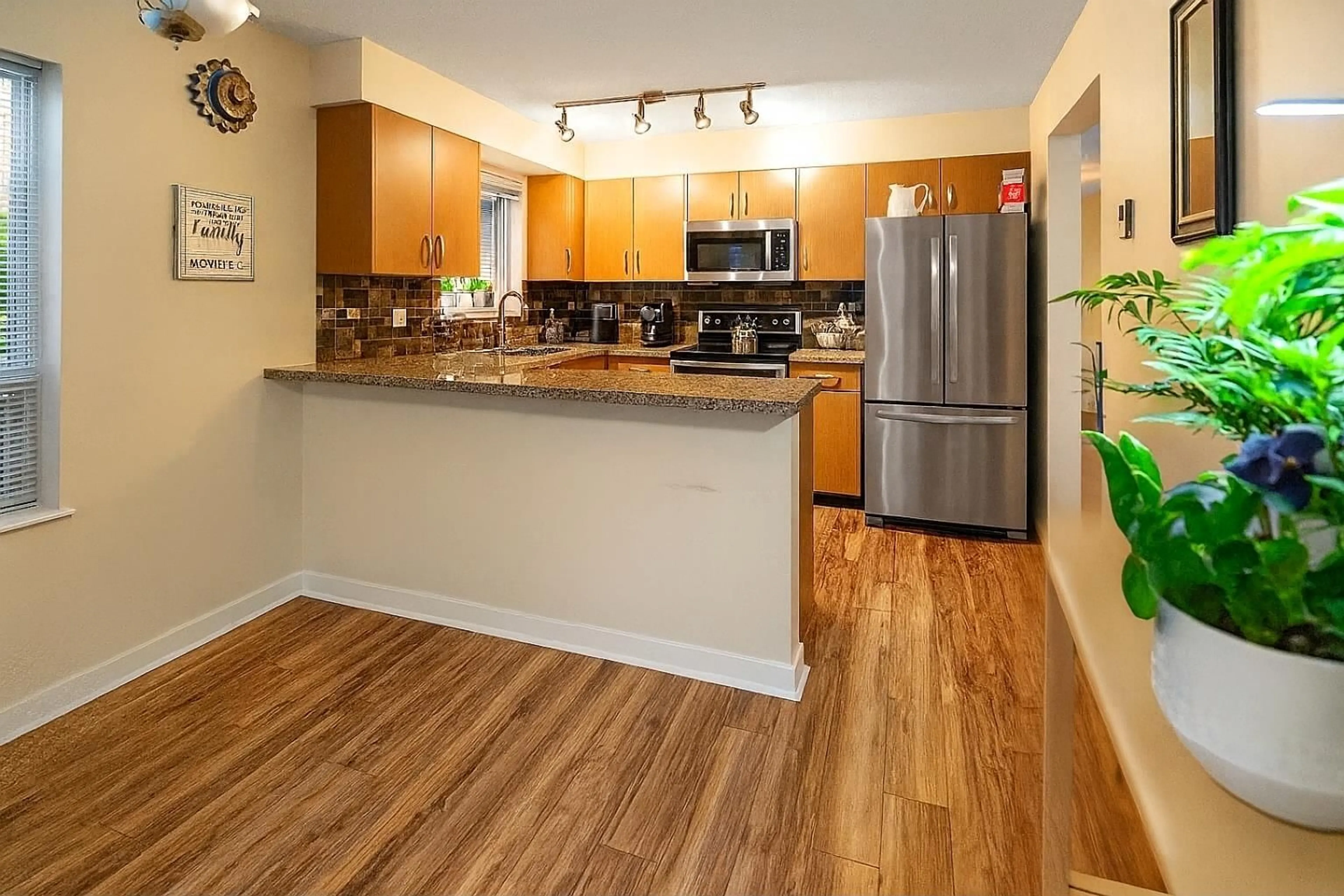 Standard kitchen, wood/laminate floor for 115 - 20750 DUNCAN, Langley British Columbia V3A9J6
