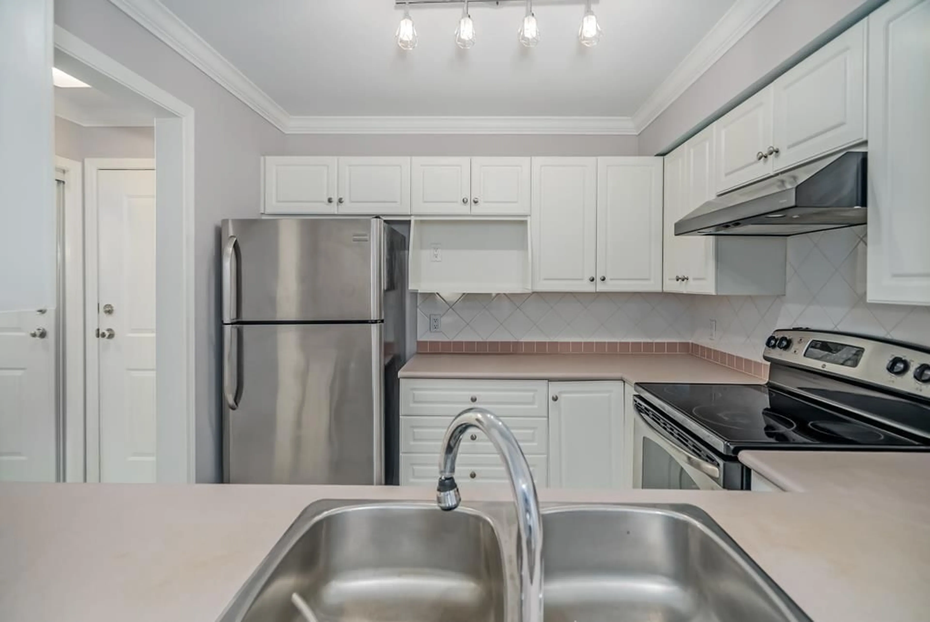 Standard kitchen, unknown for 101 - 2229 152ND, Surrey British Columbia V4A4P1