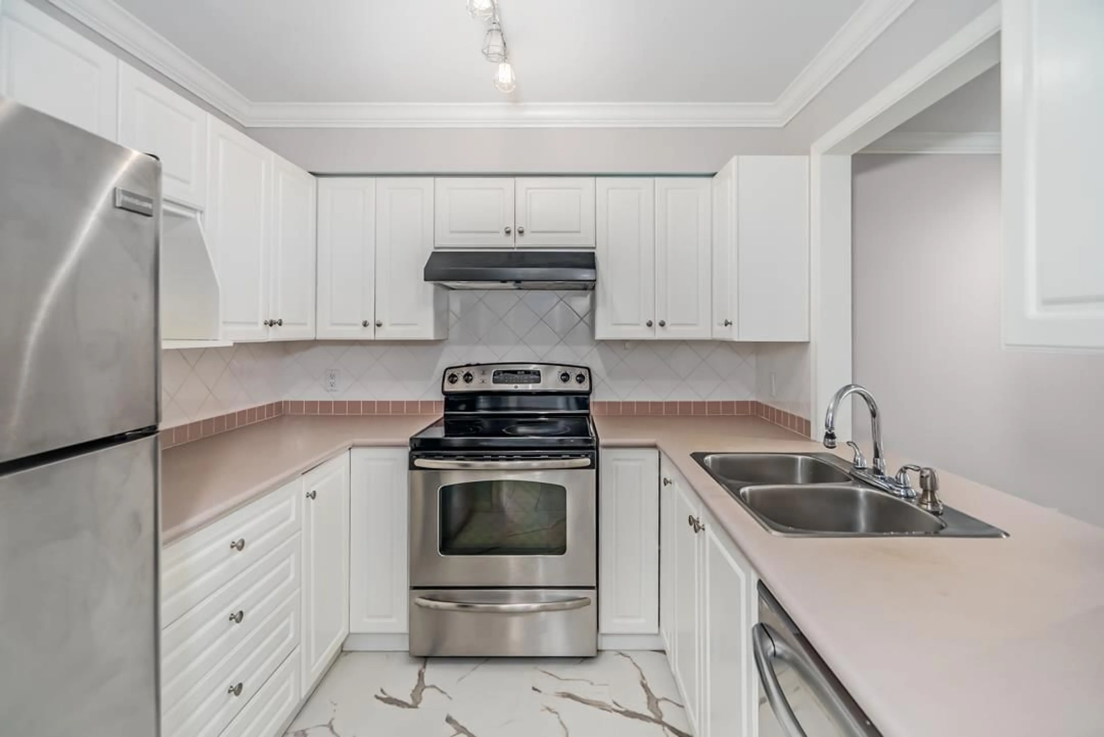 Standard kitchen, ceramic/tile floor for 101 - 2229 152ND, Surrey British Columbia V4A4P1