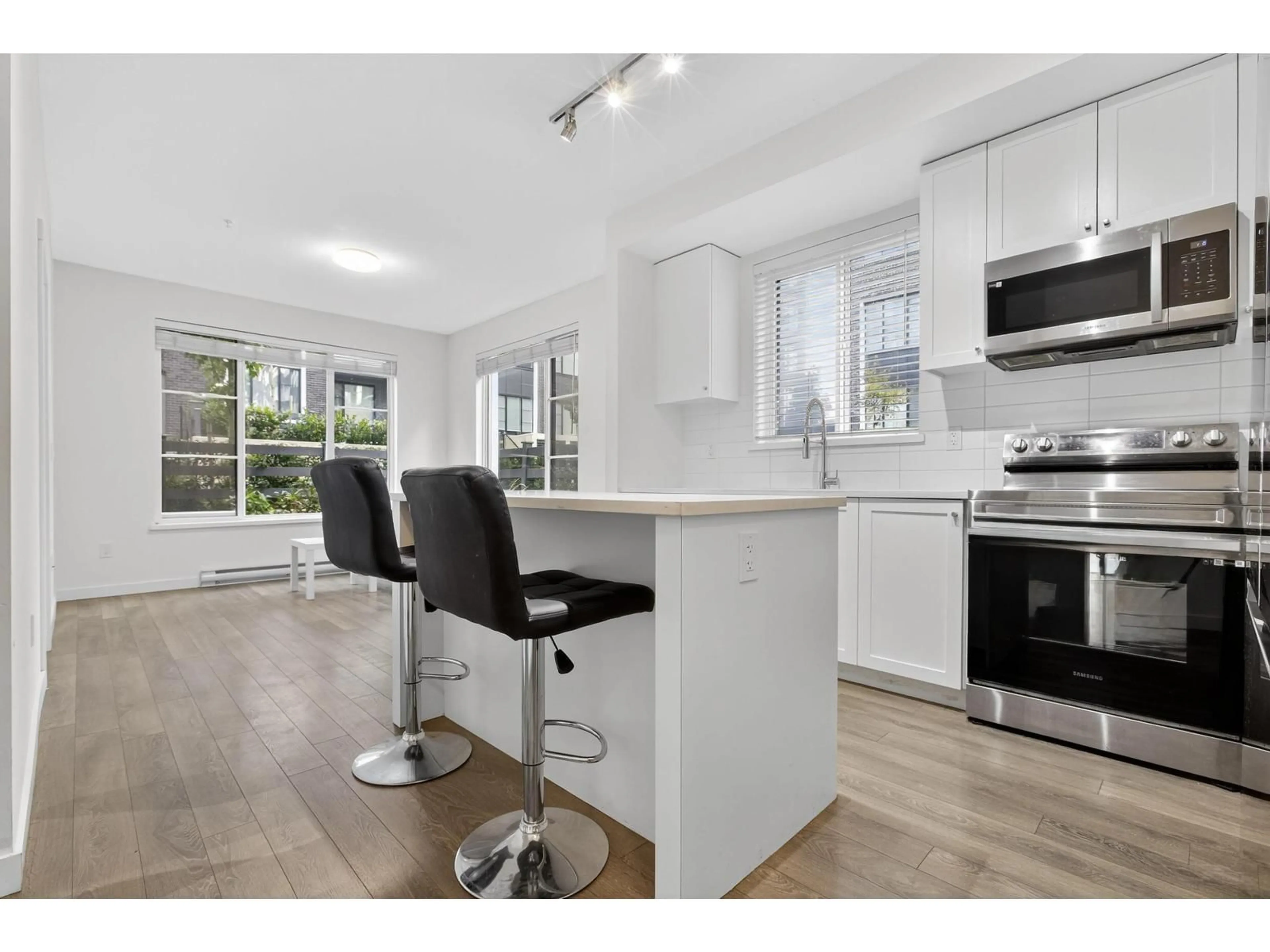 Open concept kitchen, unknown for 108 - 15825 85, Surrey British Columbia V4N6W9