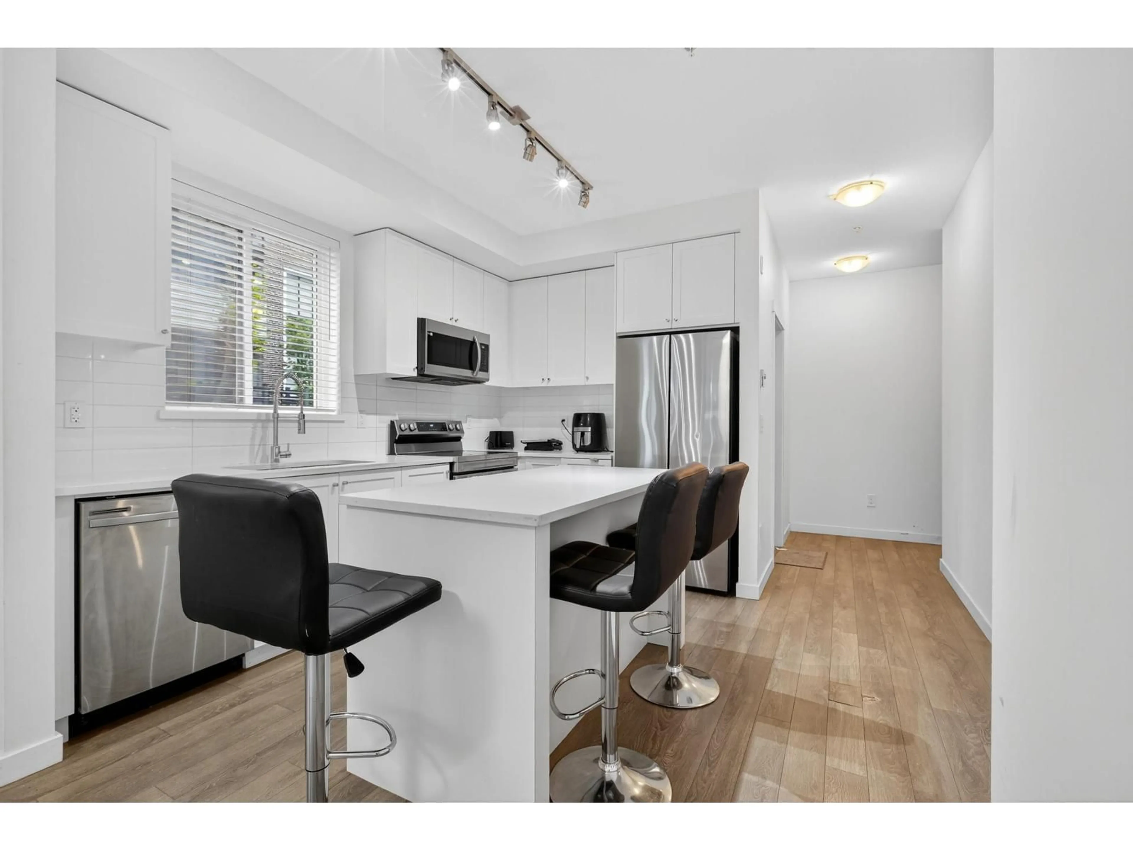 Open concept kitchen, unknown for 108 - 15825 85, Surrey British Columbia V4N6W9