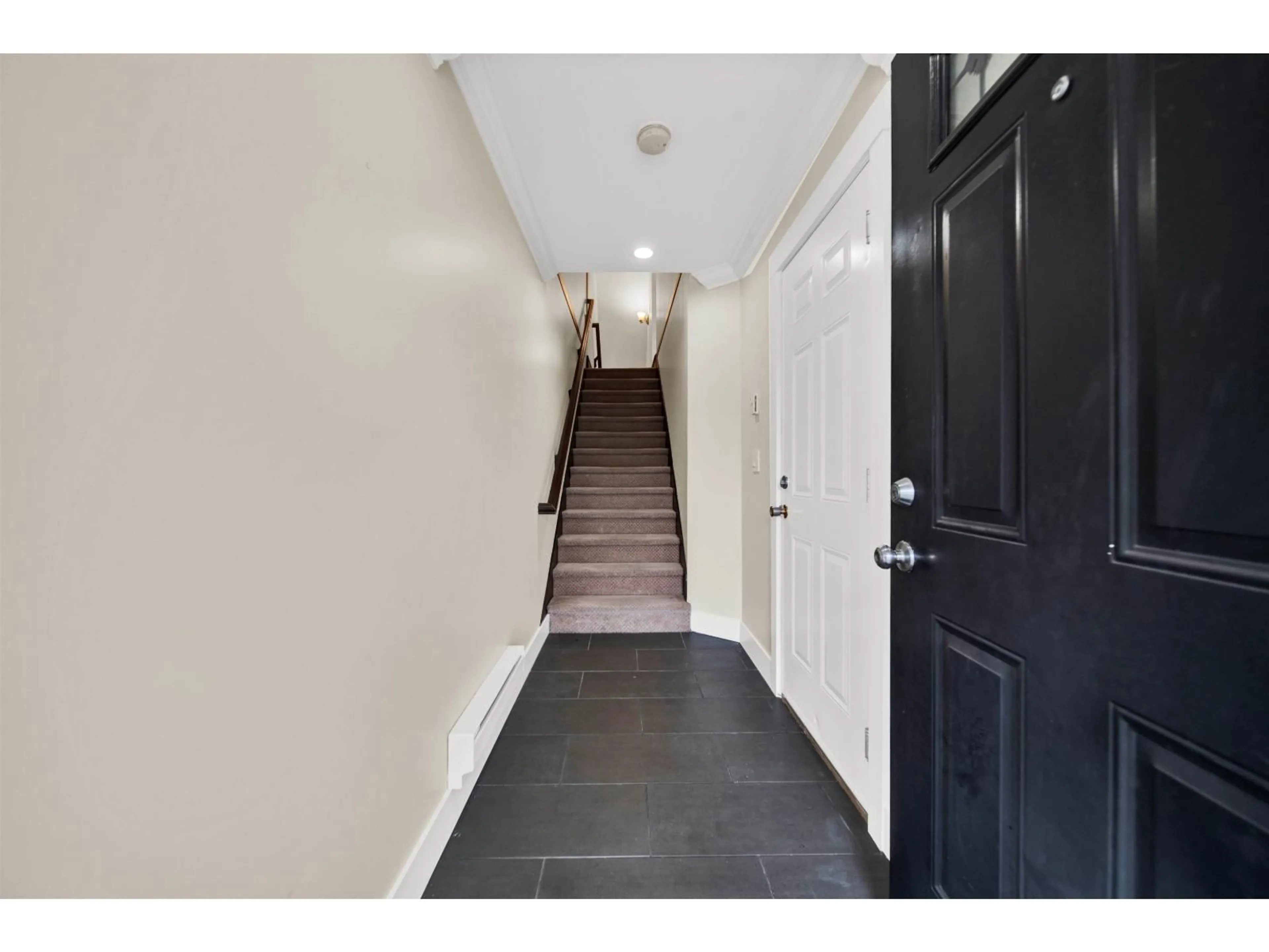 Indoor entryway for 5 - 7156 144, Surrey British Columbia V3W1V5