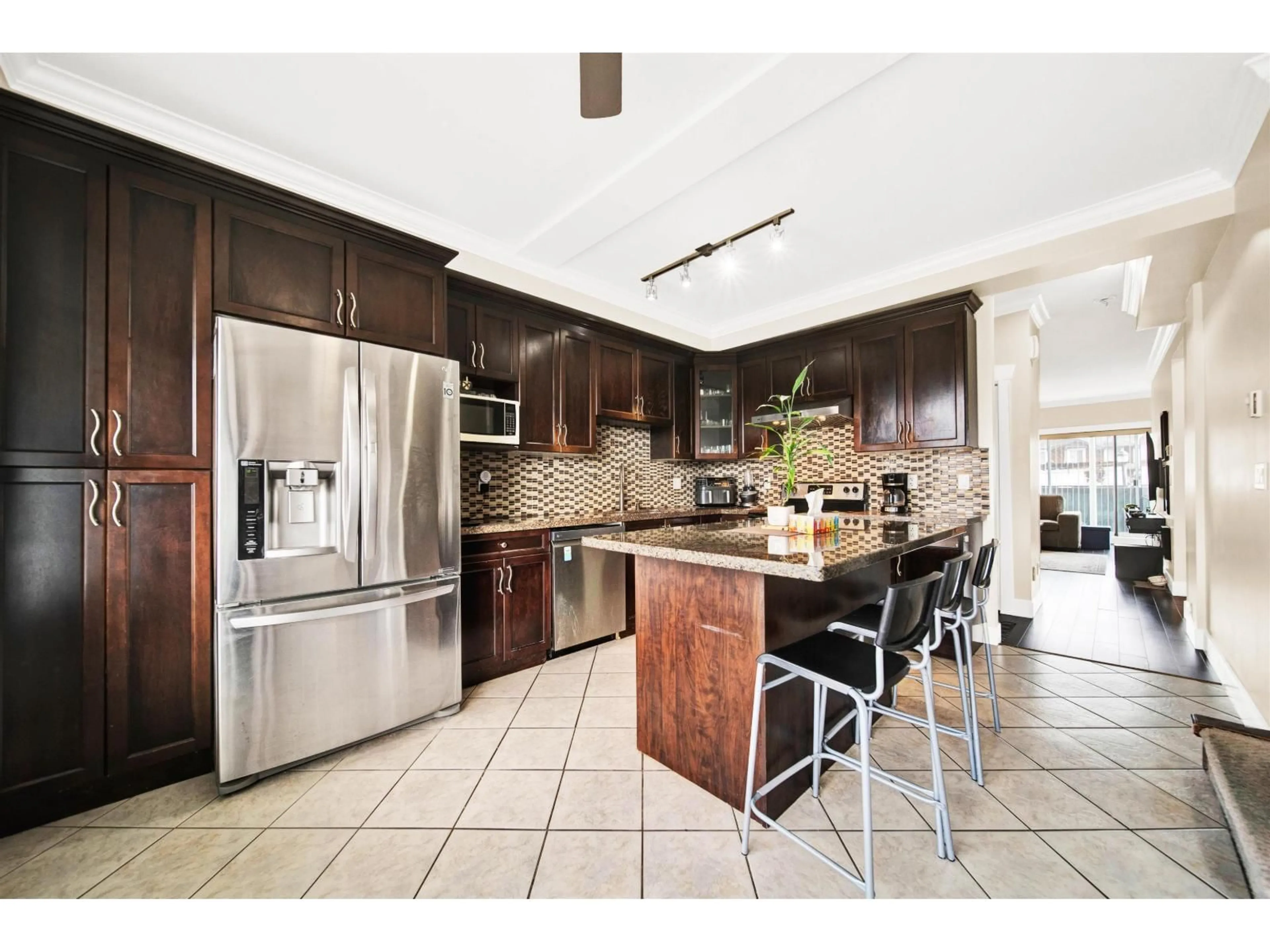 Open concept kitchen, ceramic/tile floor for 5 - 7156 144, Surrey British Columbia V3W1V5