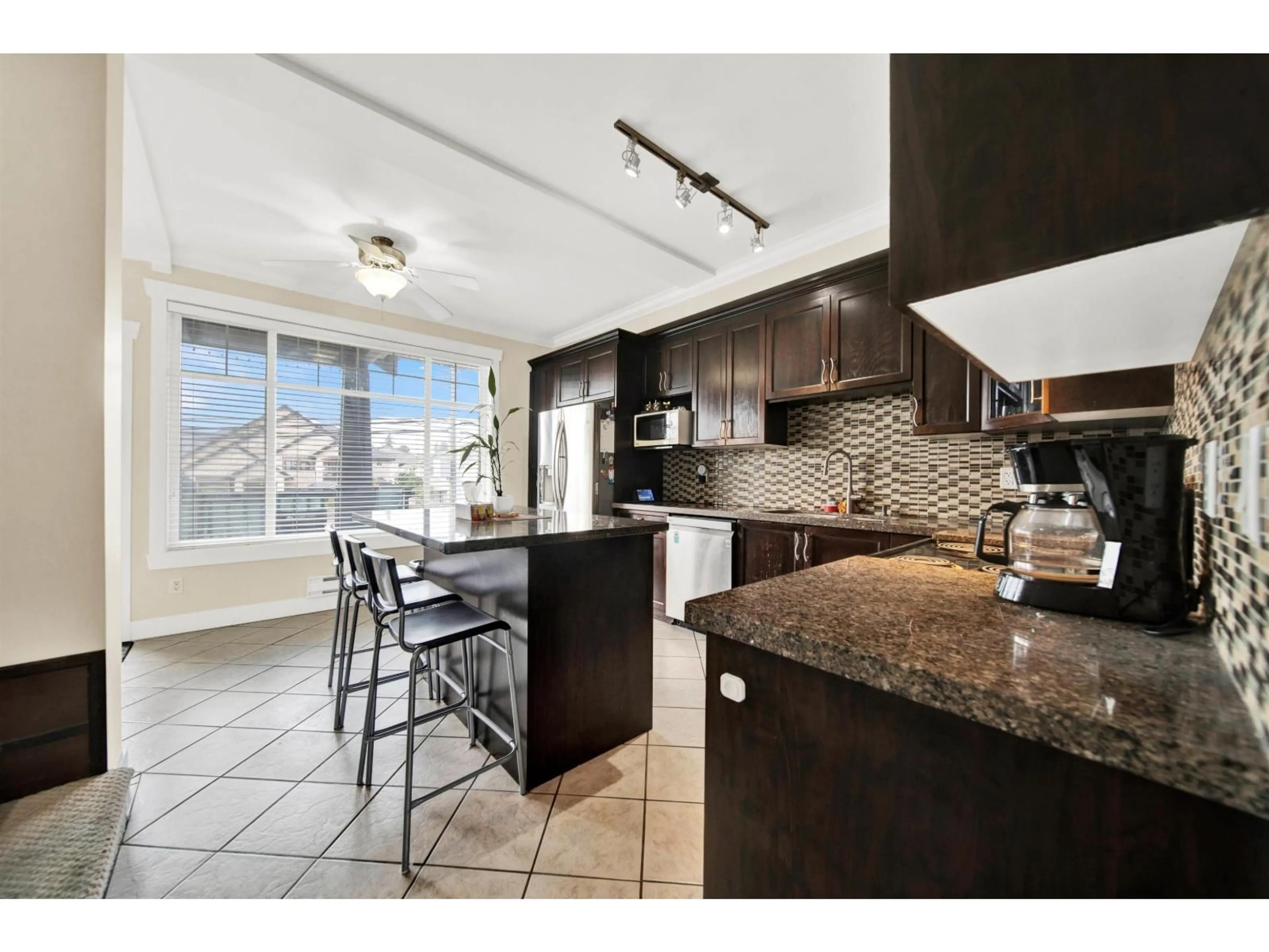 Open concept kitchen, ceramic/tile floor for 5 - 7156 144, Surrey British Columbia V3W1V5