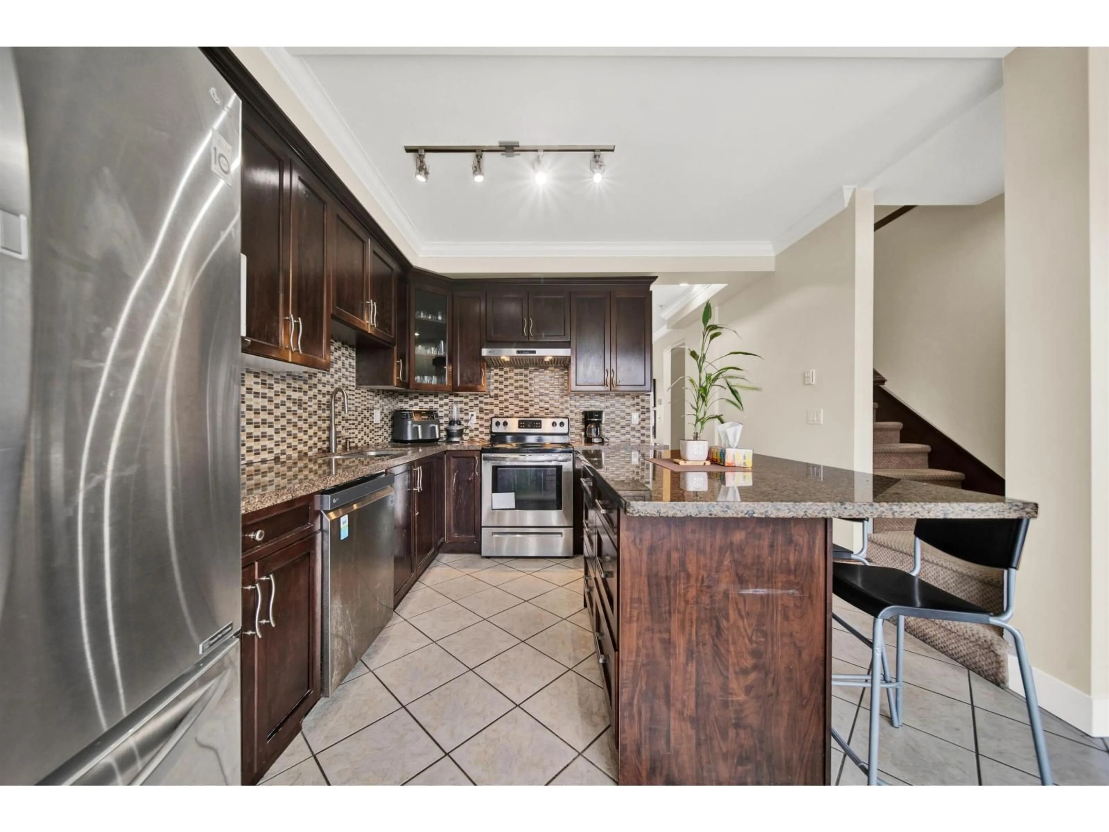 Open concept kitchen, ceramic/tile floor for 5 - 7156 144, Surrey British Columbia V3W1V5
