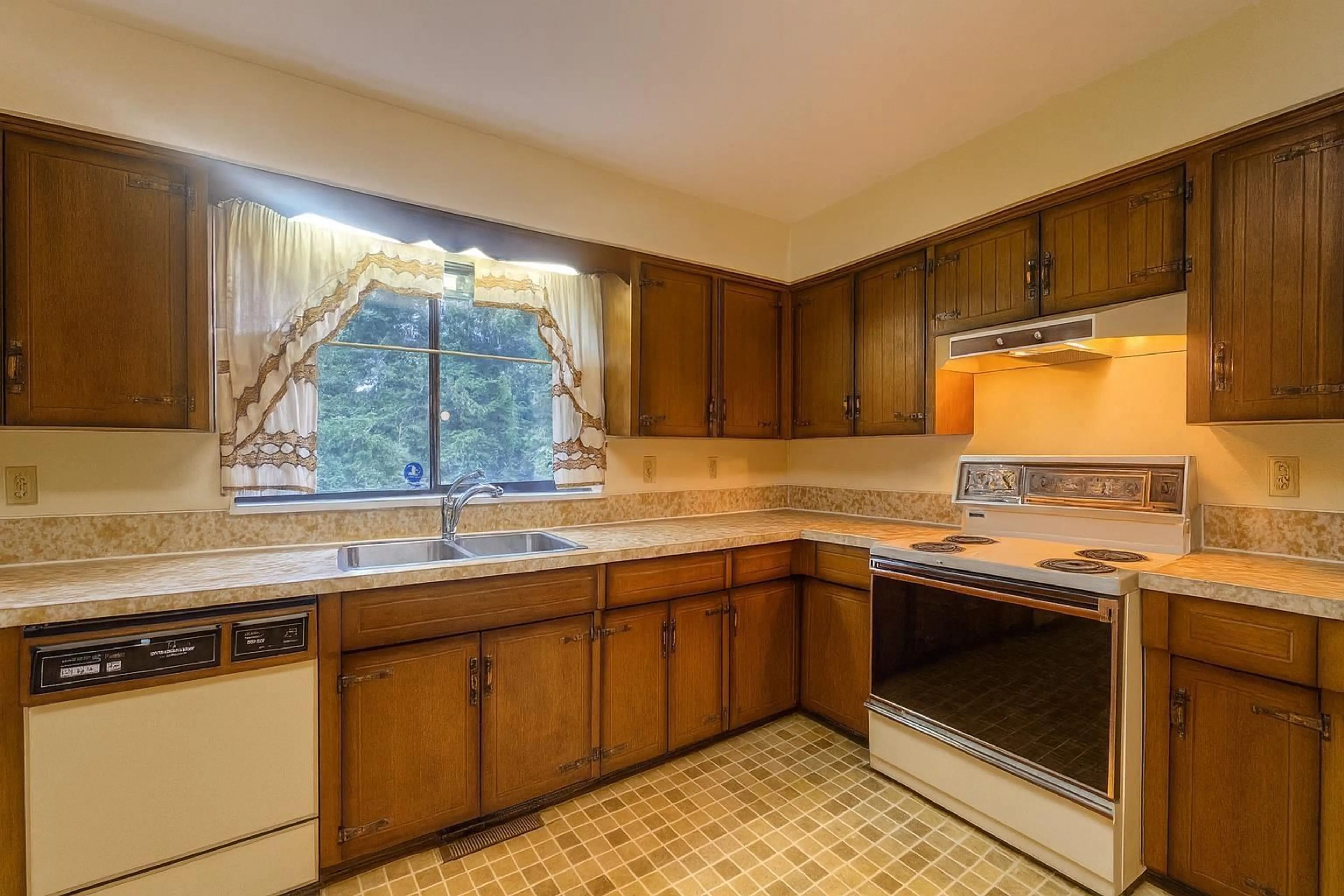 Standard kitchen, ceramic/tile floor for 33295 CENTURY, Abbotsford British Columbia V2S5Y2
