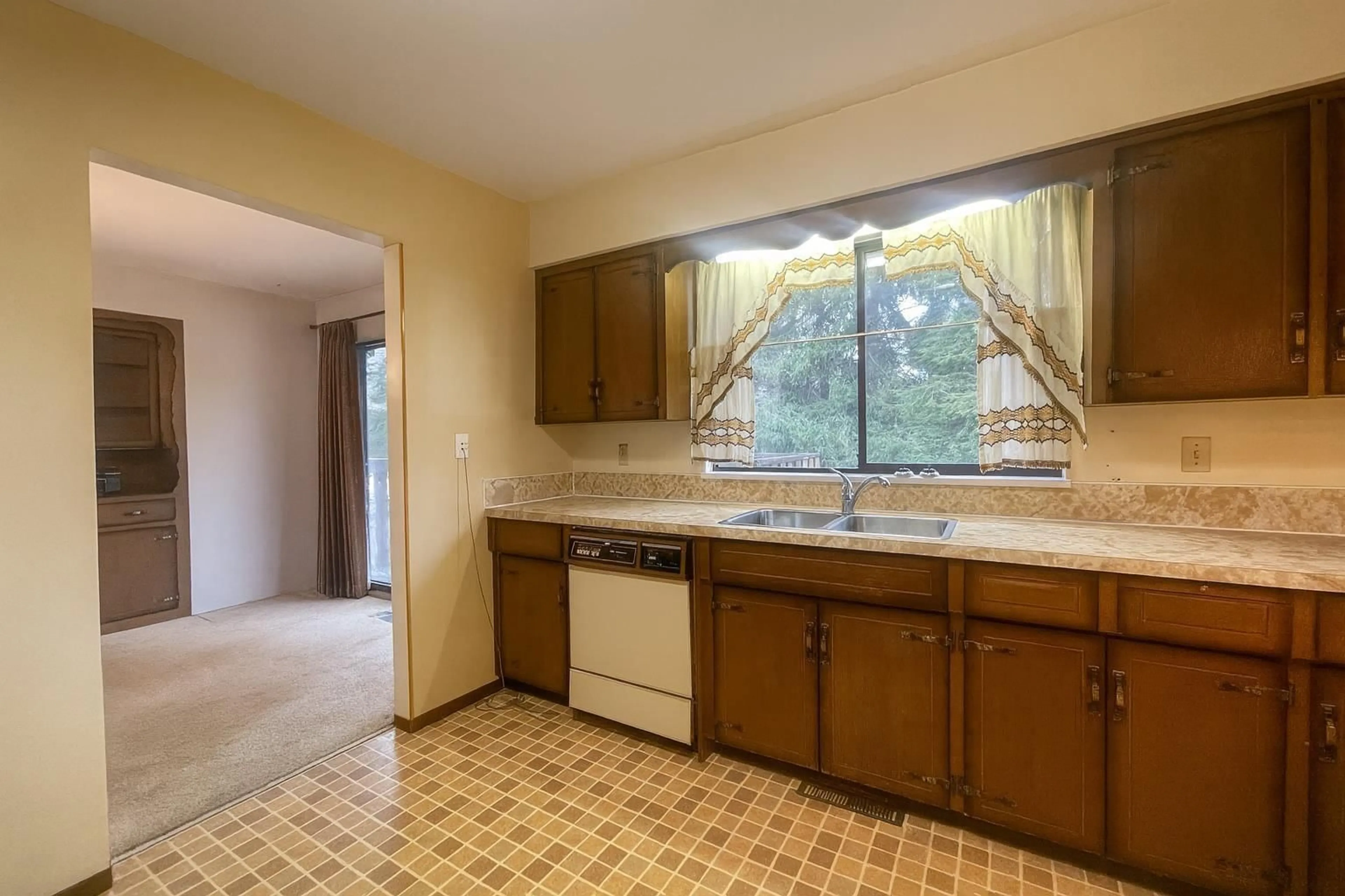 Standard kitchen, ceramic/tile floor for 33295 CENTURY, Abbotsford British Columbia V2S5Y2