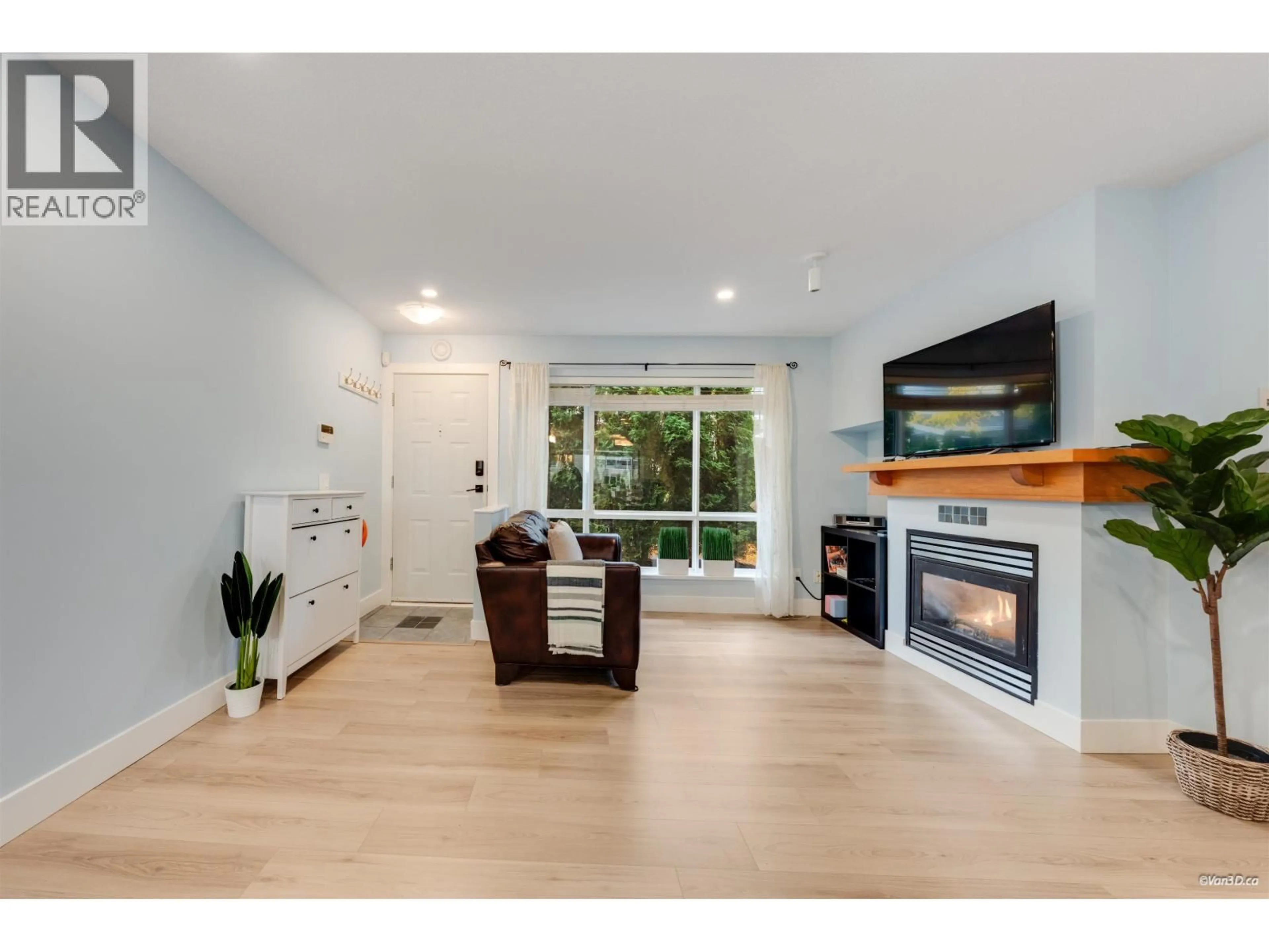 Living room with furniture, wood/laminate floor for 7371 MAGNOLIA TERRACE, Burnaby British Columbia V5E4M3