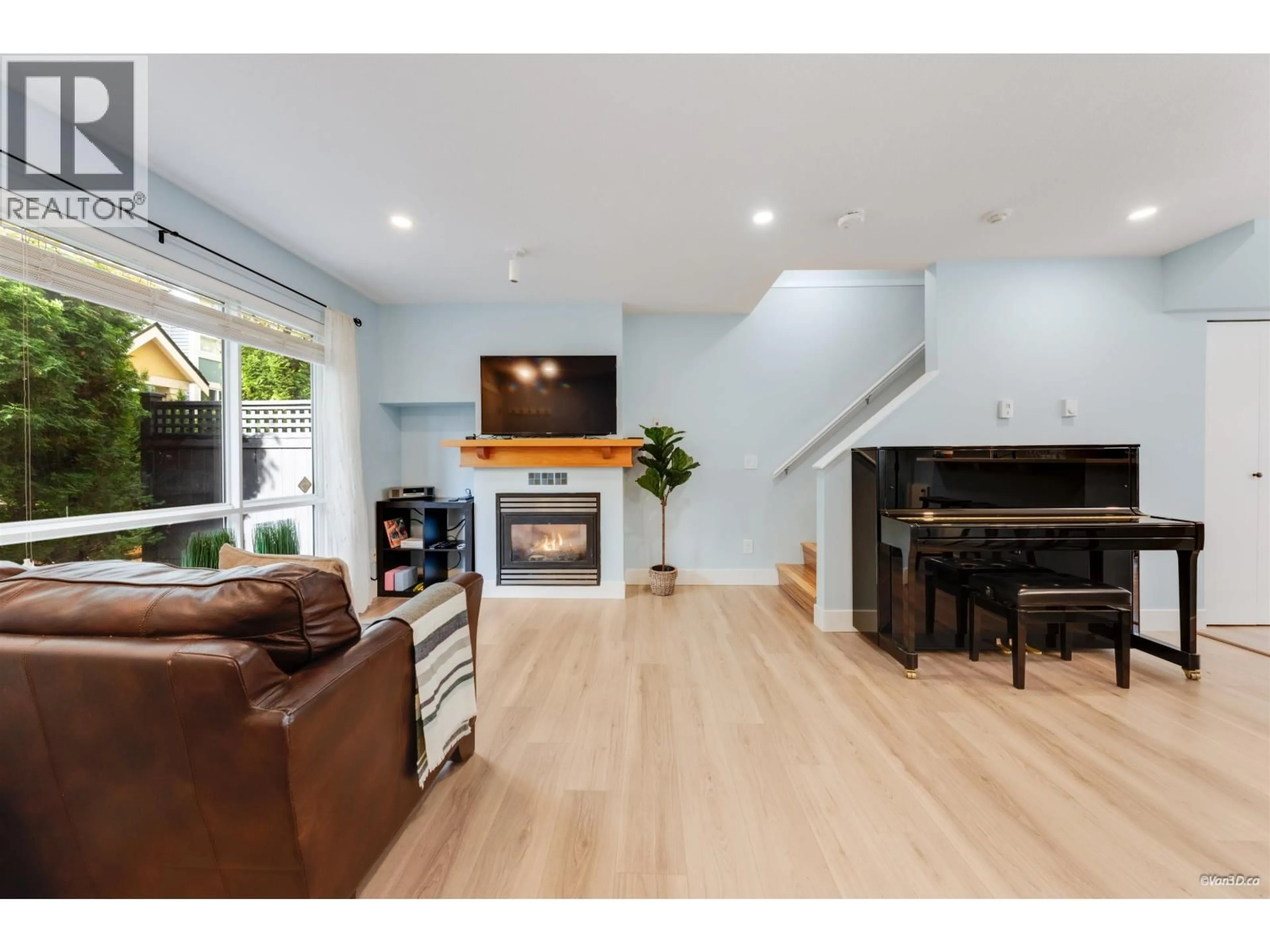 Living room with furniture, wood/laminate floor for 7371 MAGNOLIA TERRACE, Burnaby British Columbia V5E4M3