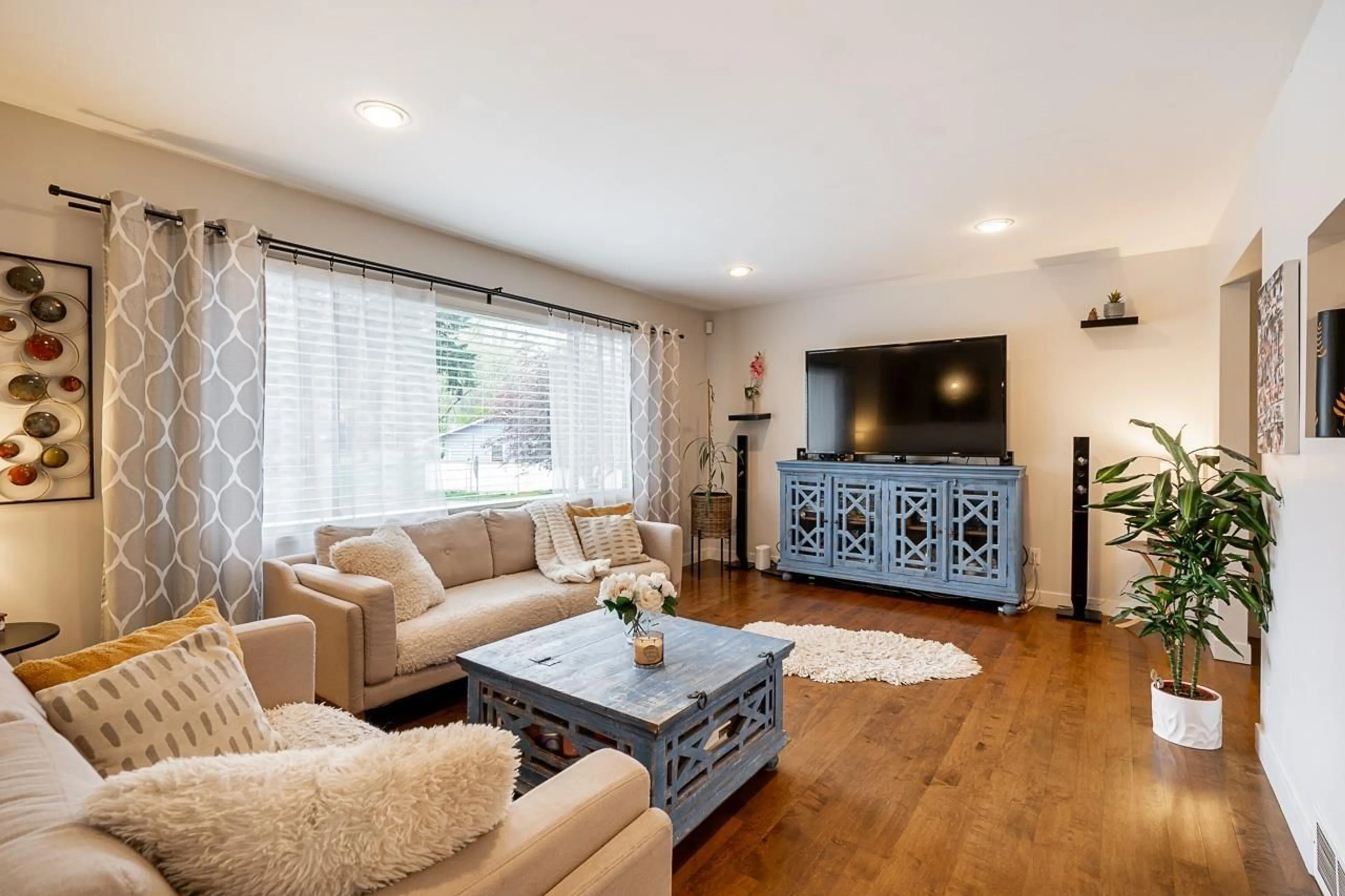 Living room with furniture, wood/laminate floor for 14366 101, Surrey British Columbia V3T5C8