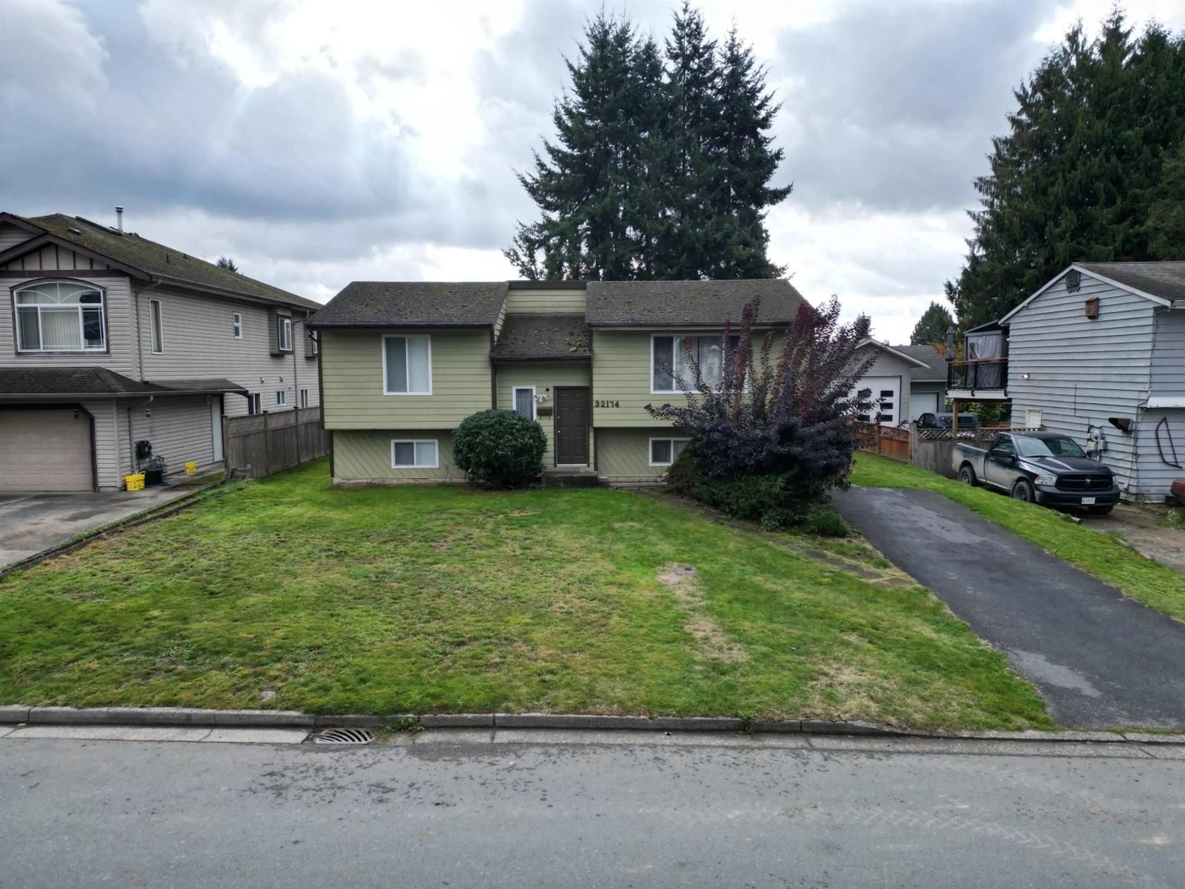 Home with vinyl exterior material, street for 32174 SANDPIPER, Mission British Columbia V2V5S1