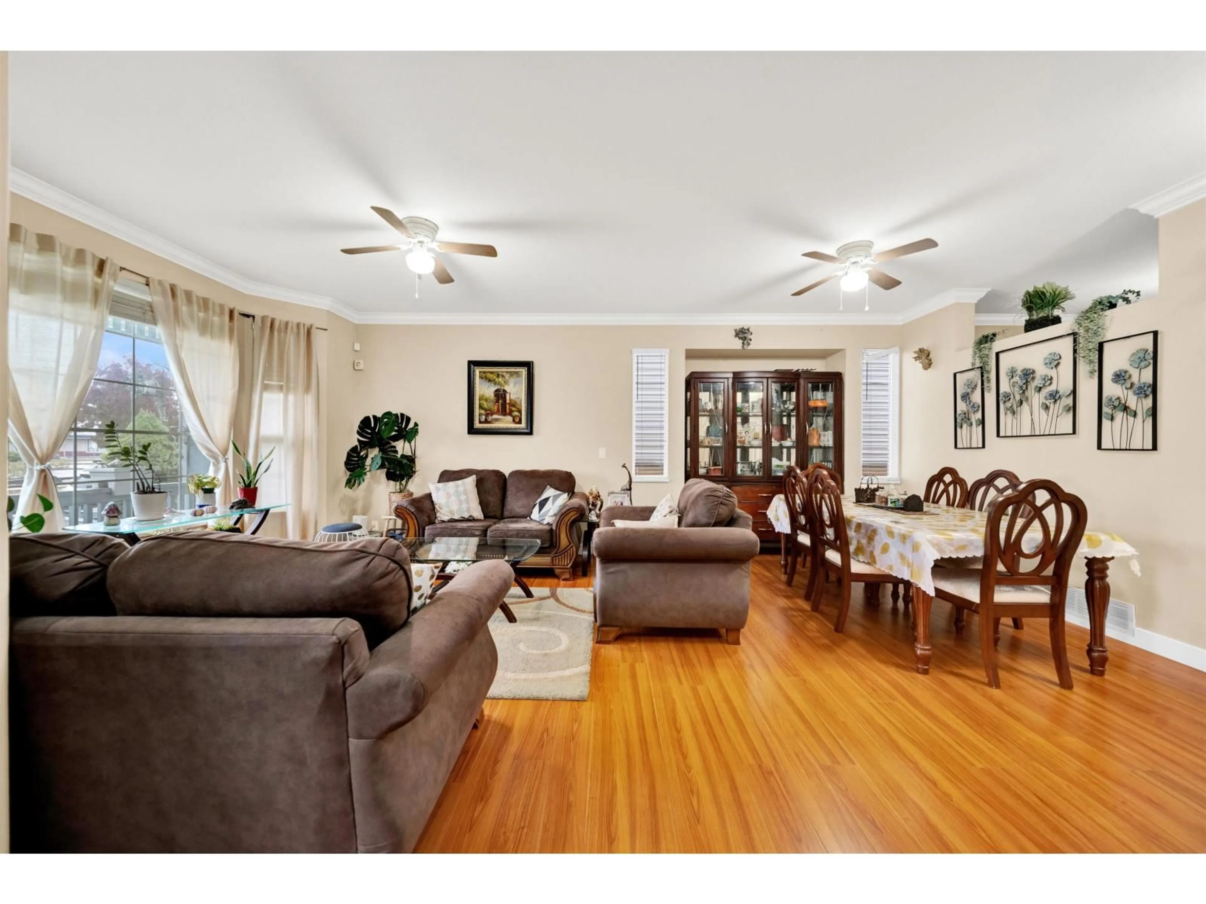 Living room with furniture, wood/laminate floor for 18556 65, Surrey British Columbia V3S8S9