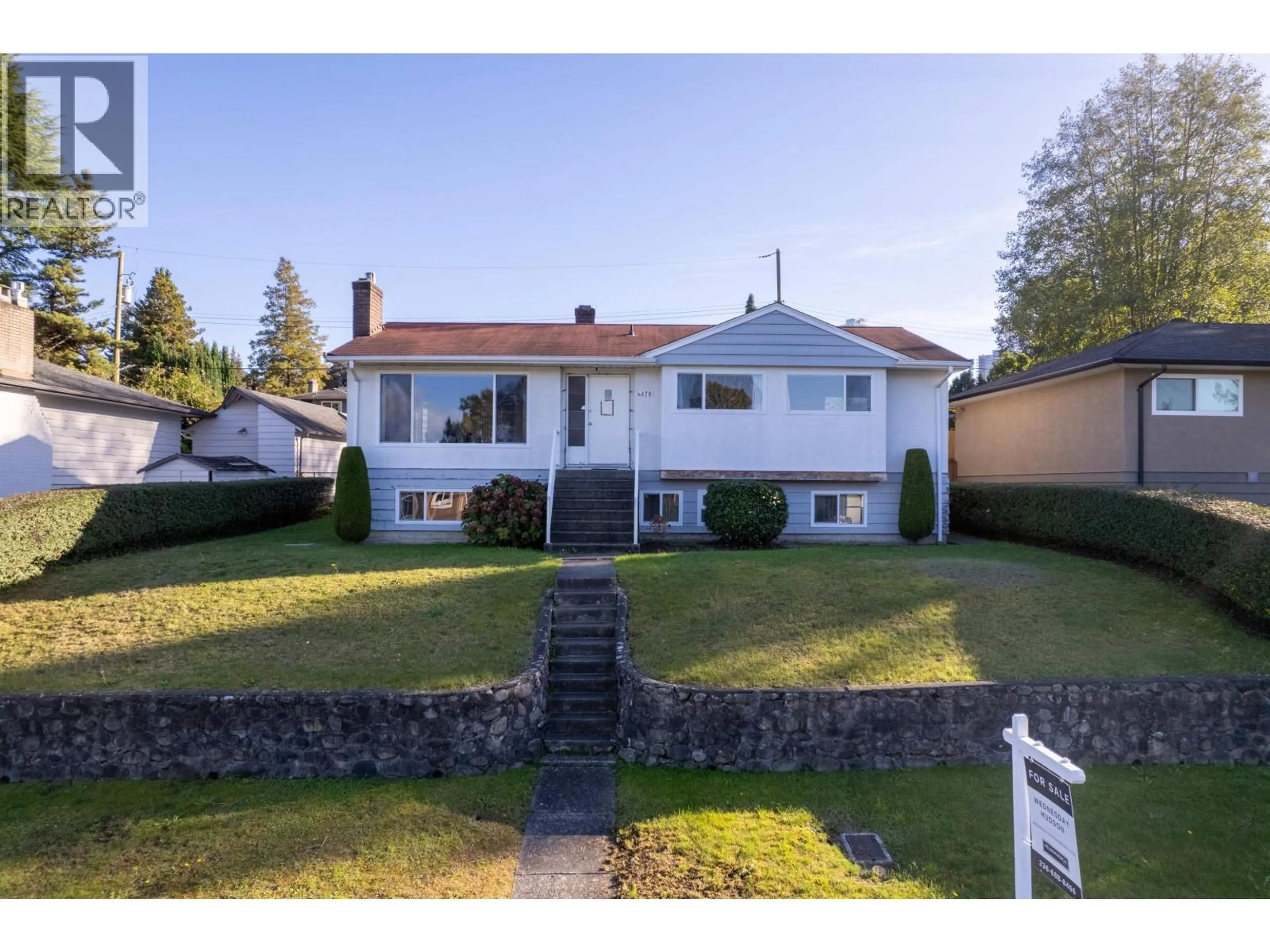 A pic from outside/outdoor area/front of a property/back of a property/a pic from drone, street for 4370 BRIARWOOD CRESCENT, Burnaby British Columbia V5G2M6