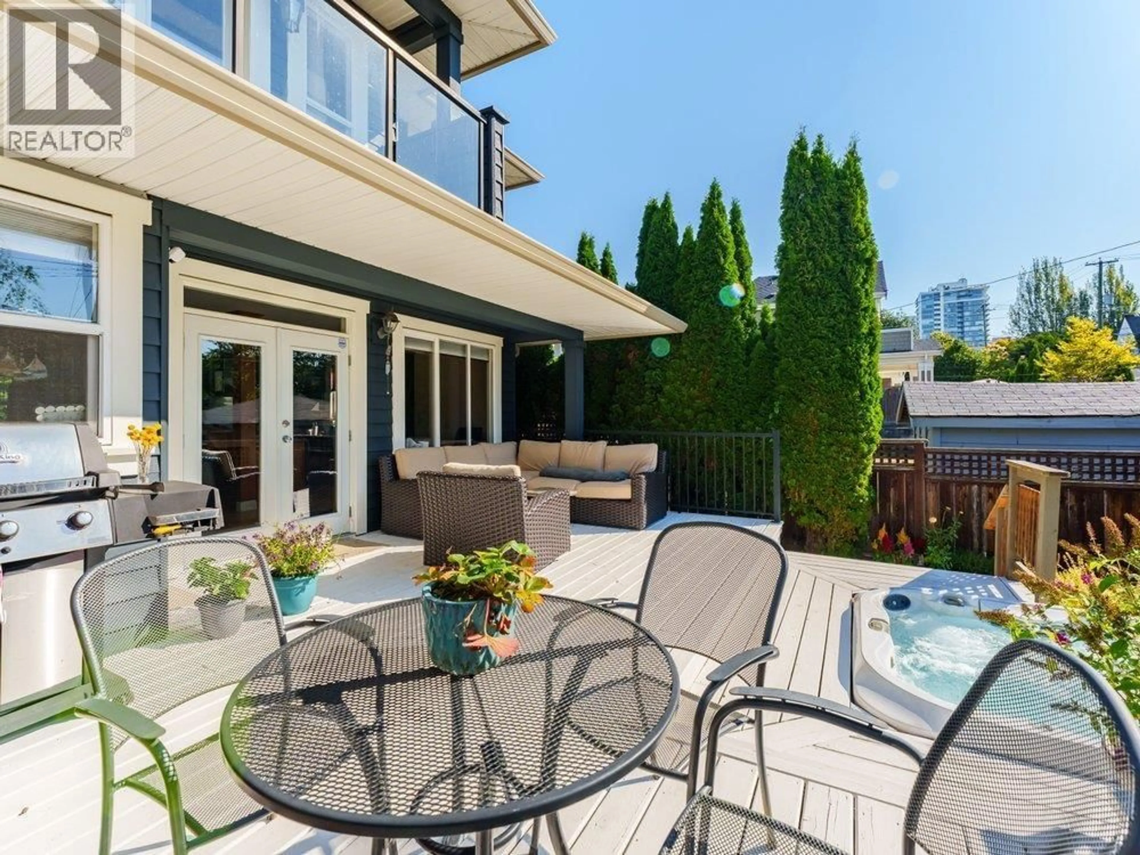 Patio, street for 331 14TH STREET, North Vancouver British Columbia V7M1P5