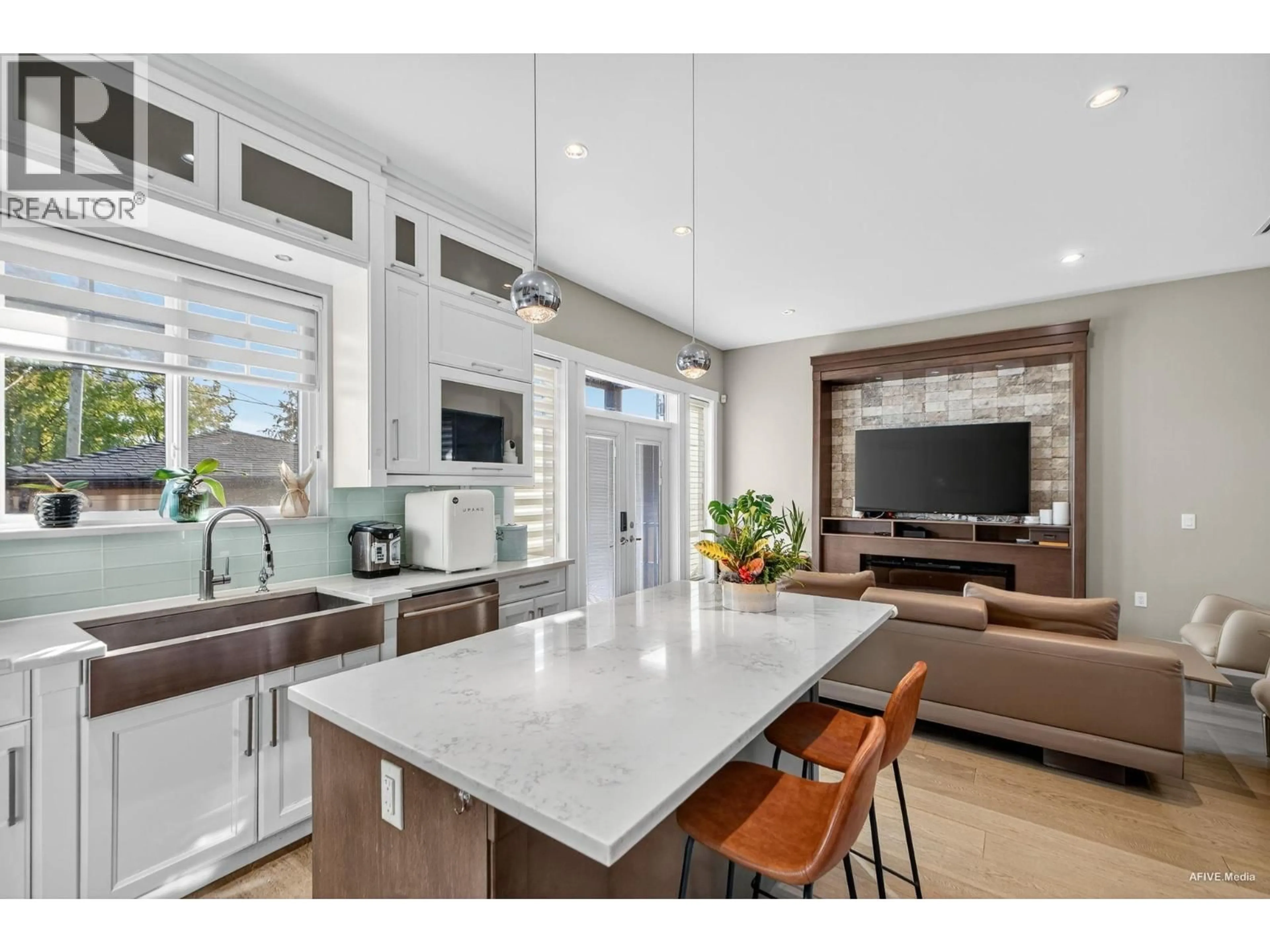 Open concept kitchen, ceramic/tile floor for 4564 VENABLES STREET, Burnaby British Columbia V5C3A7