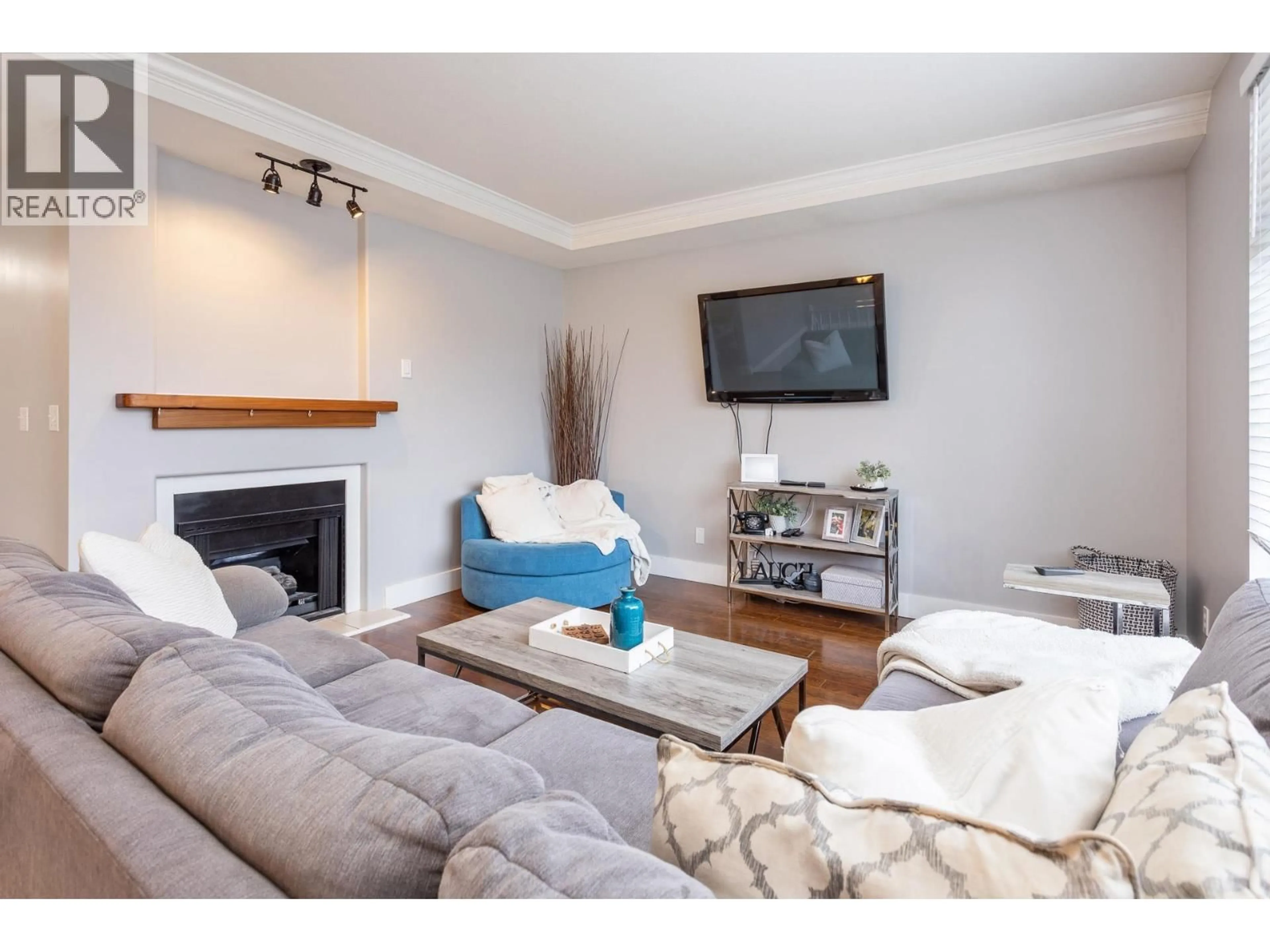 Living room with furniture, wood/laminate floor for 2230 HAWTHORNE AVENUE, Port Coquitlam British Columbia V3C1W6